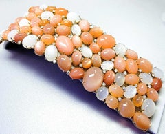 Unique 18 Karat Yellow Gold with 525.71 Carat Moonstone and Diamond Bracelet