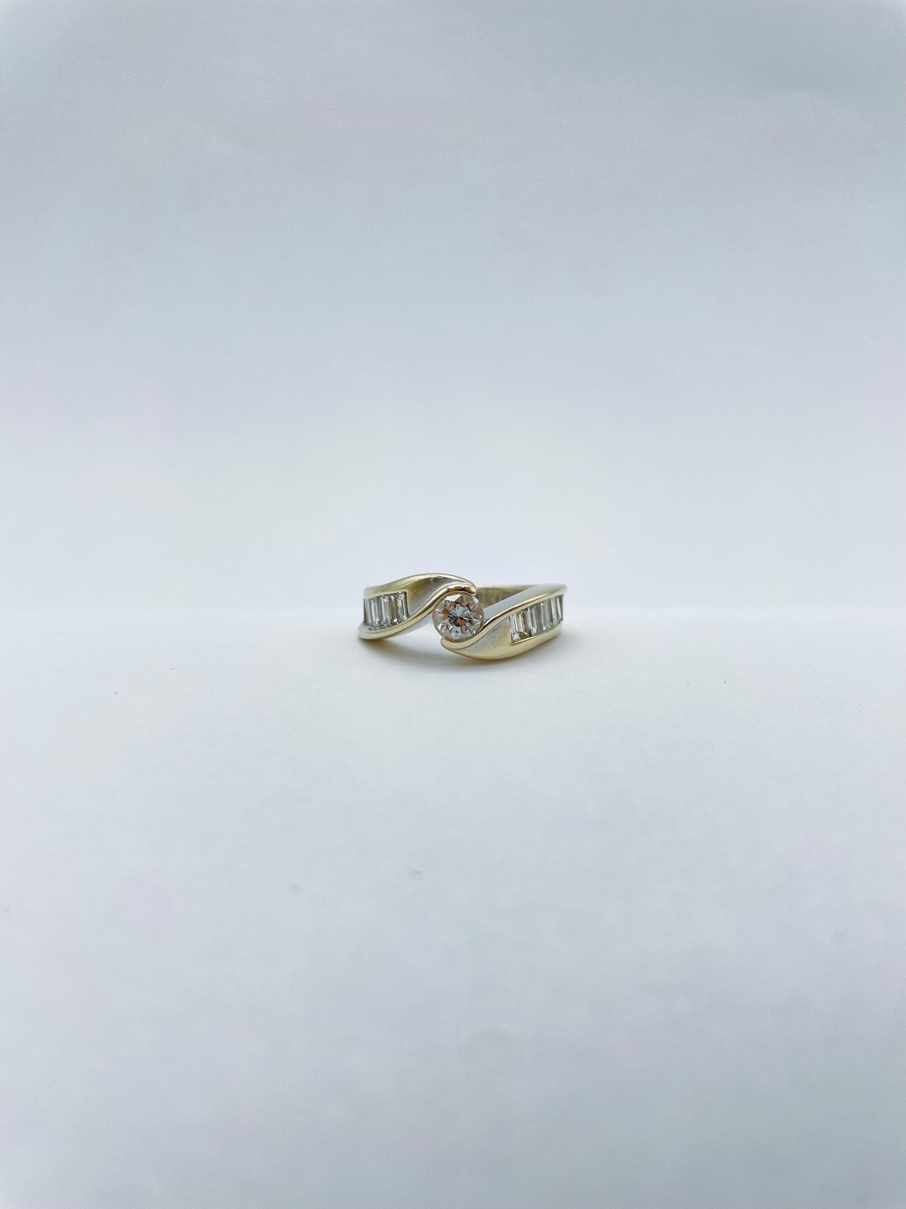 Unique 18k gold ring, 0.50 ct. diamond and 8 baguette, White/Yellow Gold.

Mounted clamping ring. Central diamond approx. 0.50 carat. In addition, each flanked with 5 baguette stones (total 1.5 carats). Bicolor ring band made of 18k solid