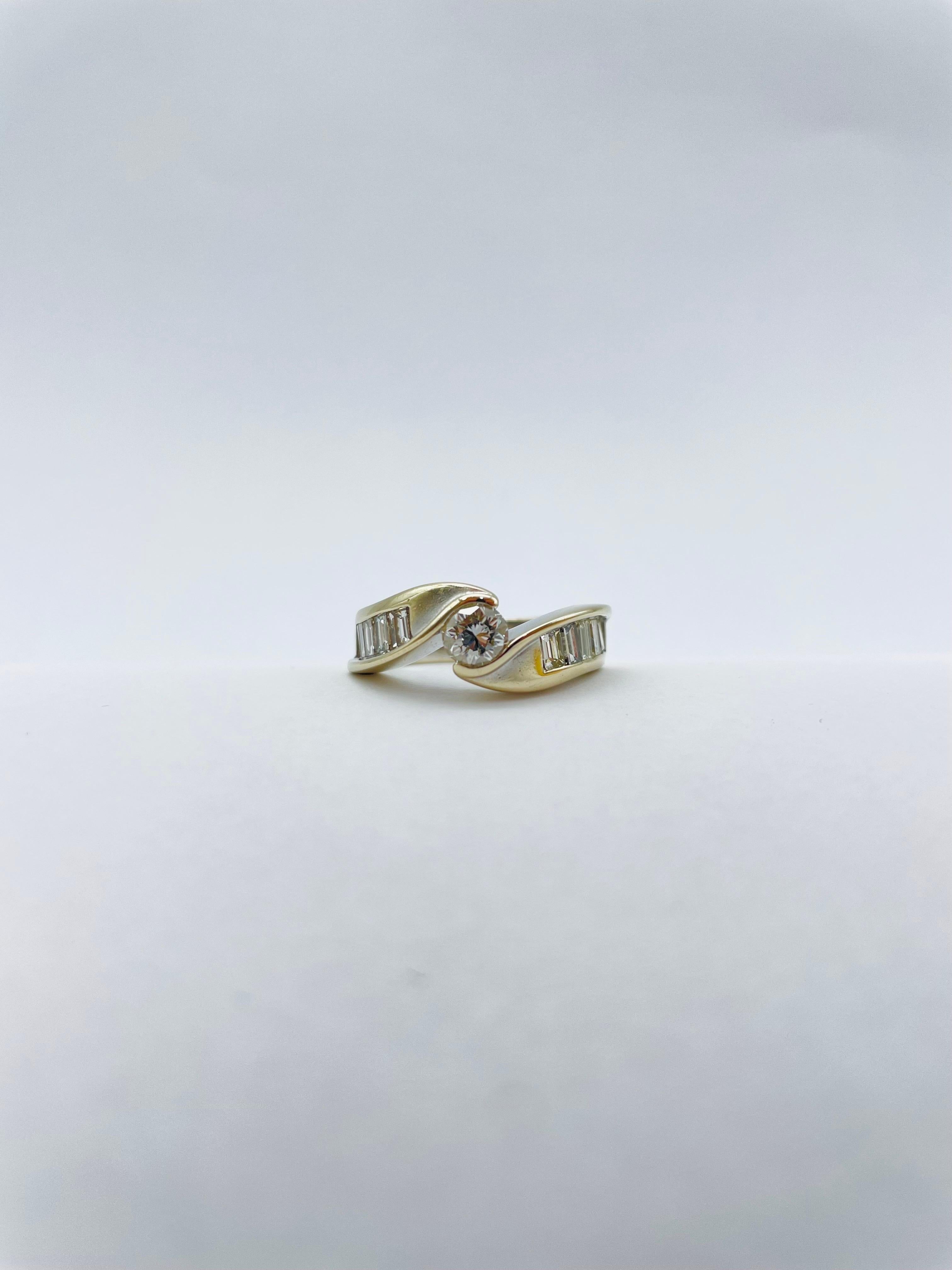 Einzigartiger Ring aus 18 Karat Gold, 0,50 Karat Diamant und 8 Baguette-Diamanten, Weiß-/Gelbgold im Zustand „Gut“ im Angebot in Berlin, BE