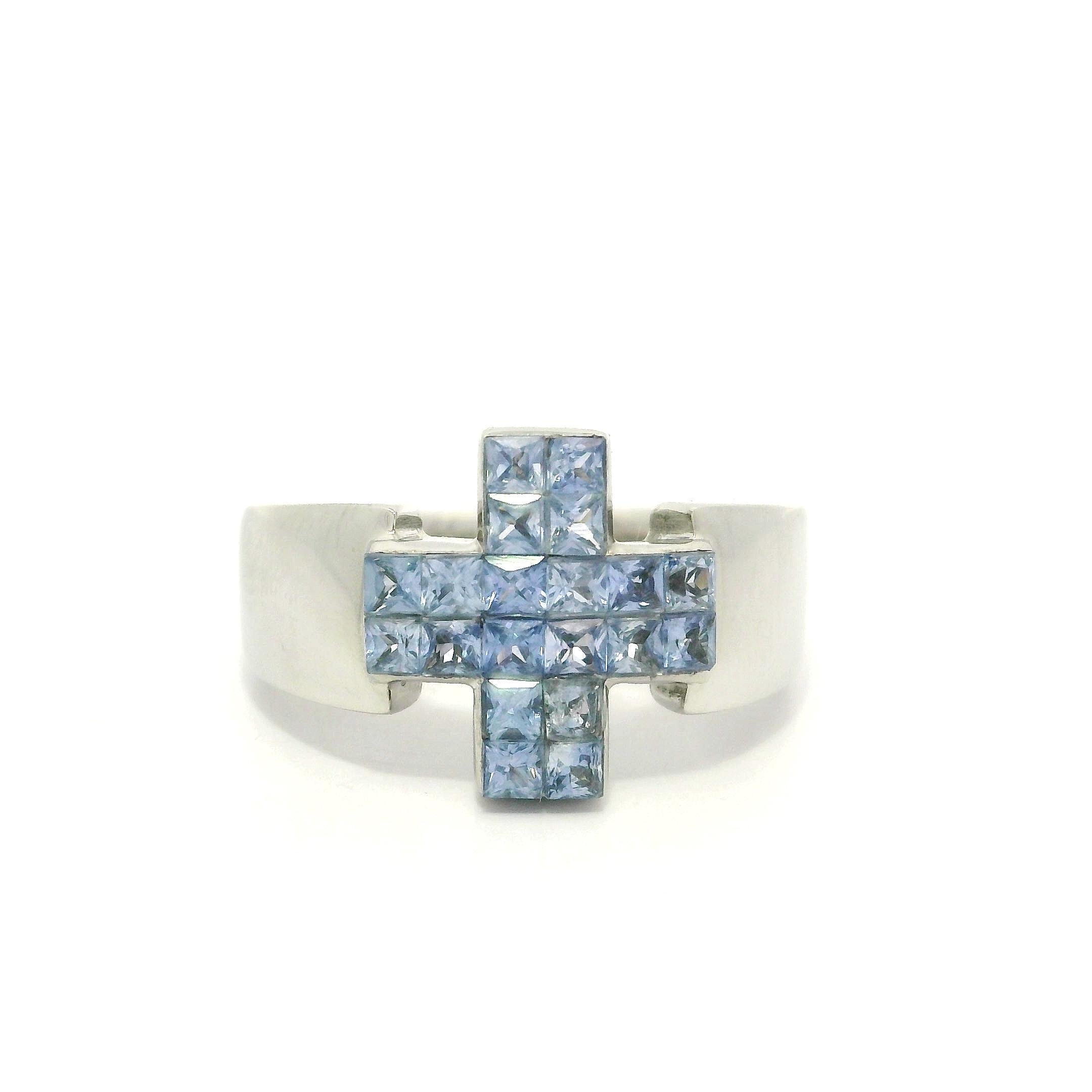 Unique bague en or blanc 18k 0.80ctw Square French Cornflower Sapphire Cross Band en vente