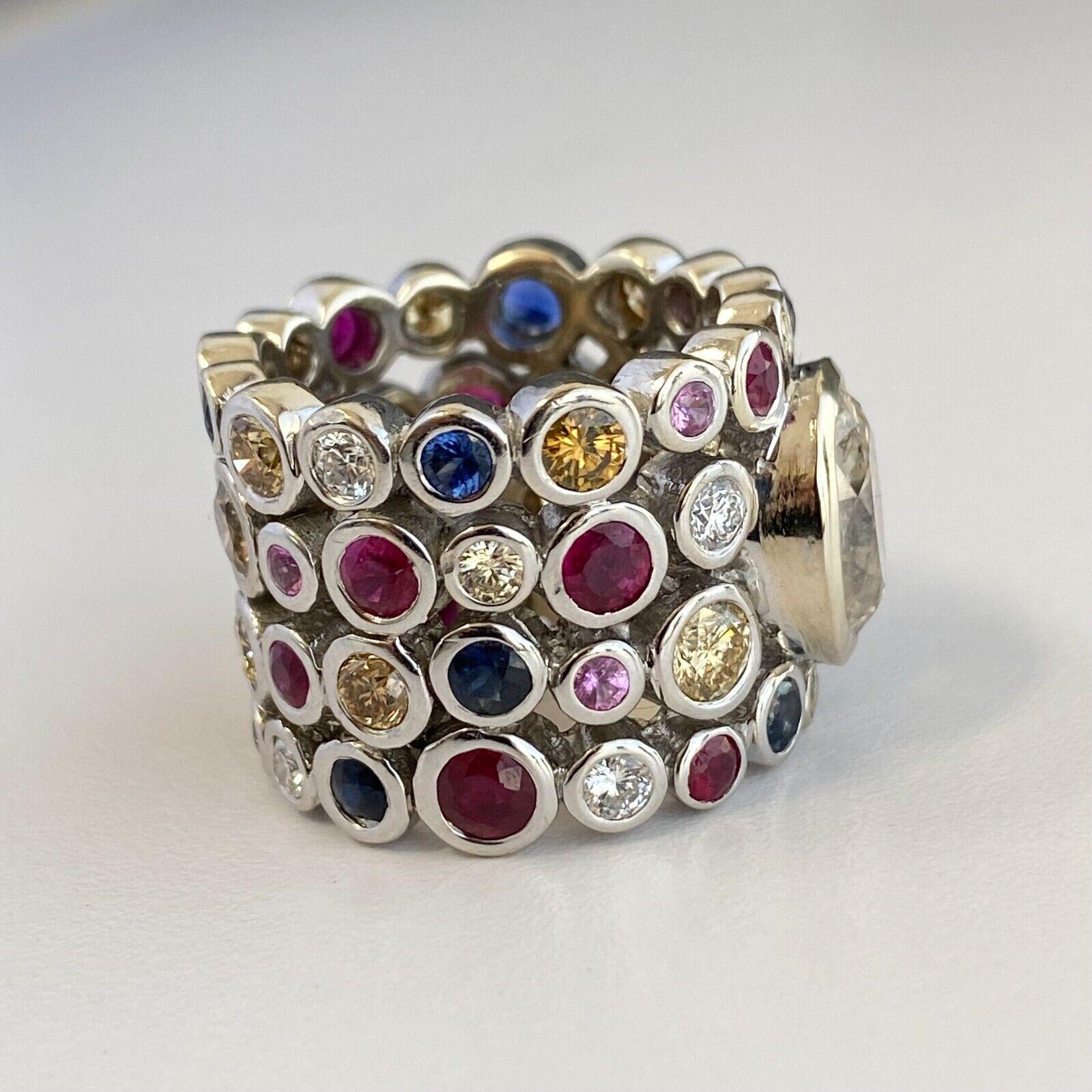 Einzigartiger ovaler Diamant-Cluster-Ring aus 18 Karat Weißgold mit Lünettenfassung im Zustand „Hervorragend“ in Los Angeles, CA
