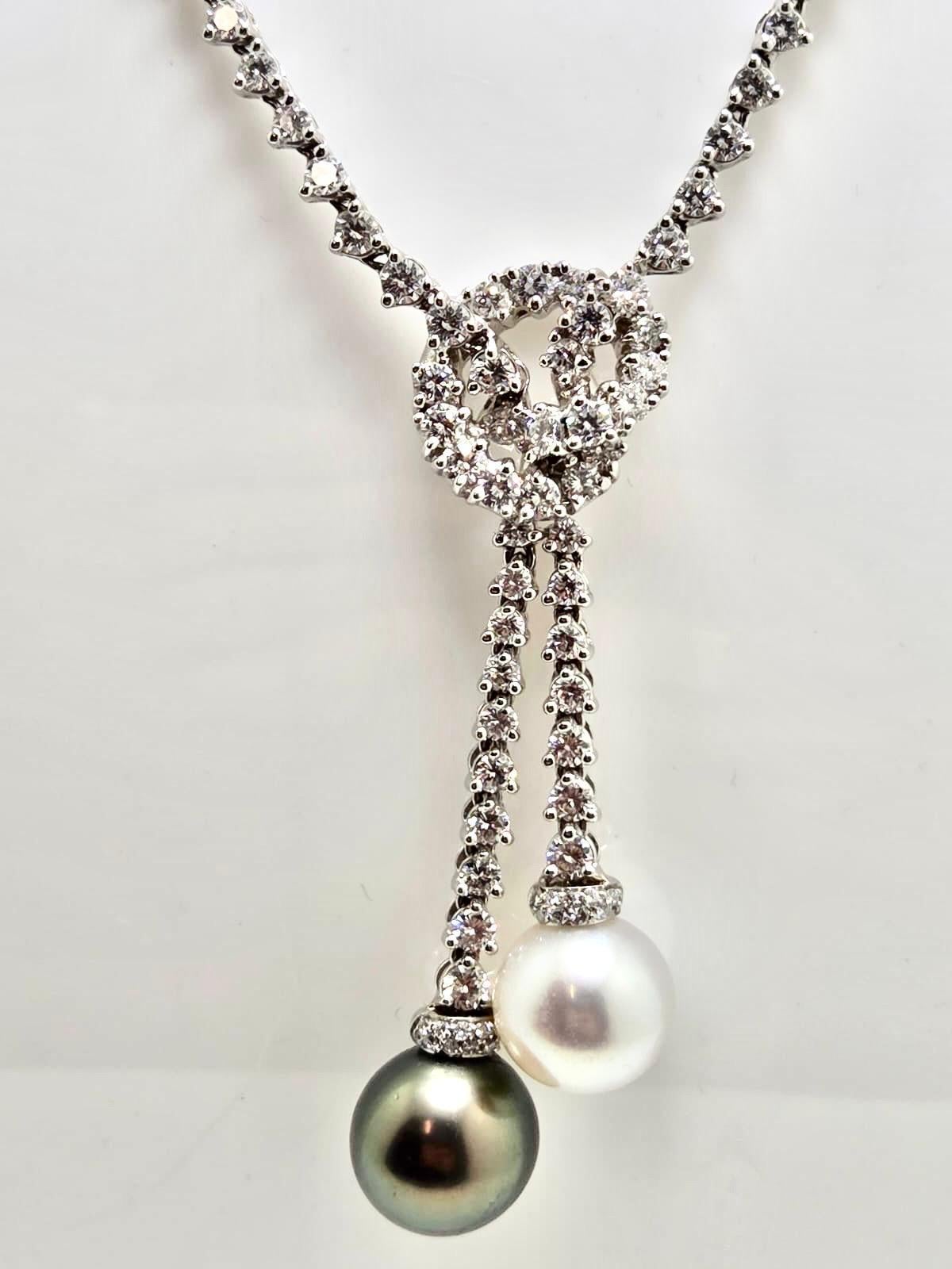 Dieses außergewöhnliche Collier ist eine seltene Schmuckkreation aus 18 Karat Weißgold, besetzt mit einer harmonischen Abfolge von weißen und grauen Südseeperlen. Mit einer Länge von 40 cm und einem Gewicht von 30,30 Gramm bietet das Stück ein