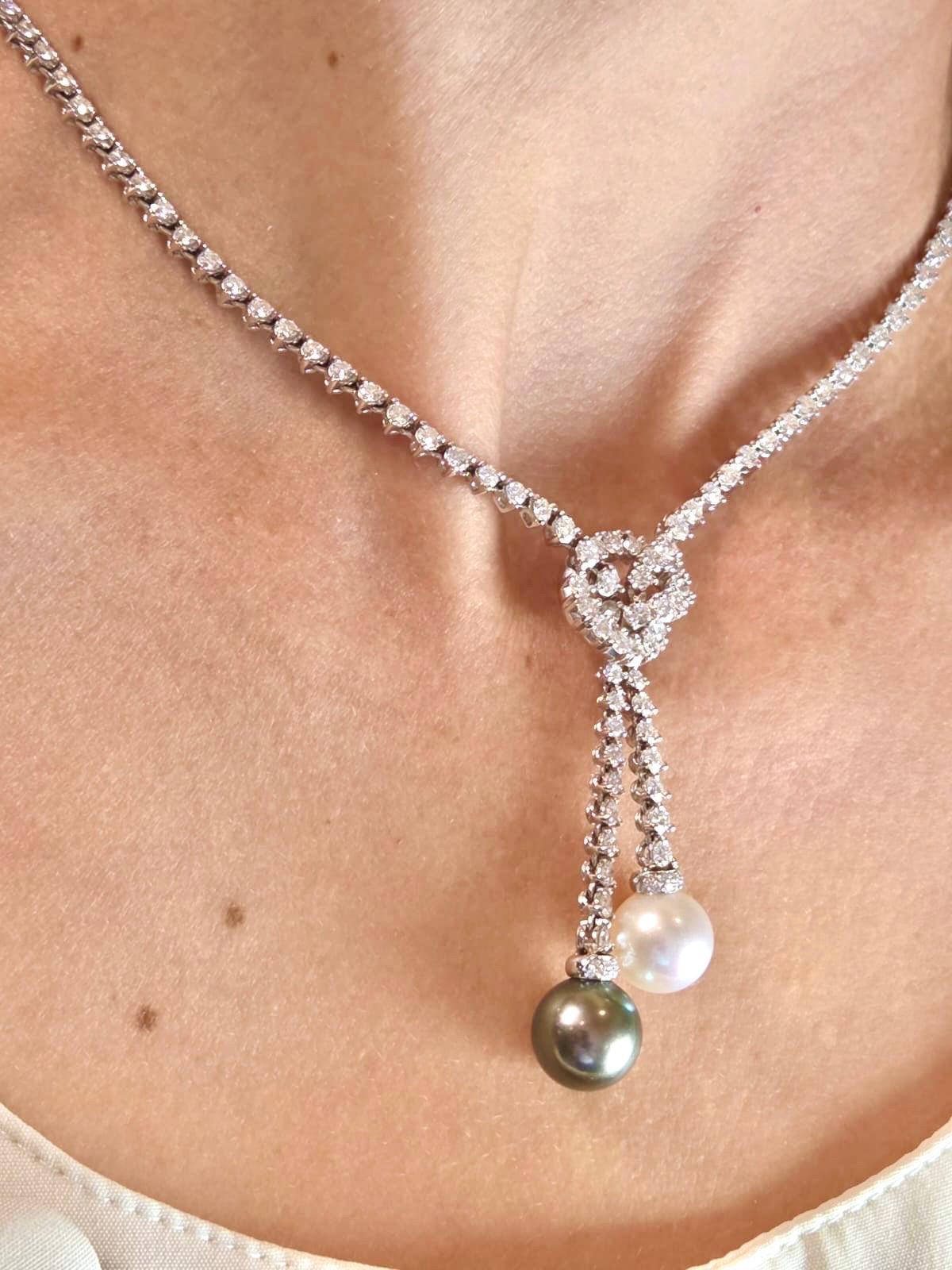 Einzigartige Halskette aus 18K Weißgold mit weißen und grauen Südseeperlen und 8 Karat V im Angebot 1