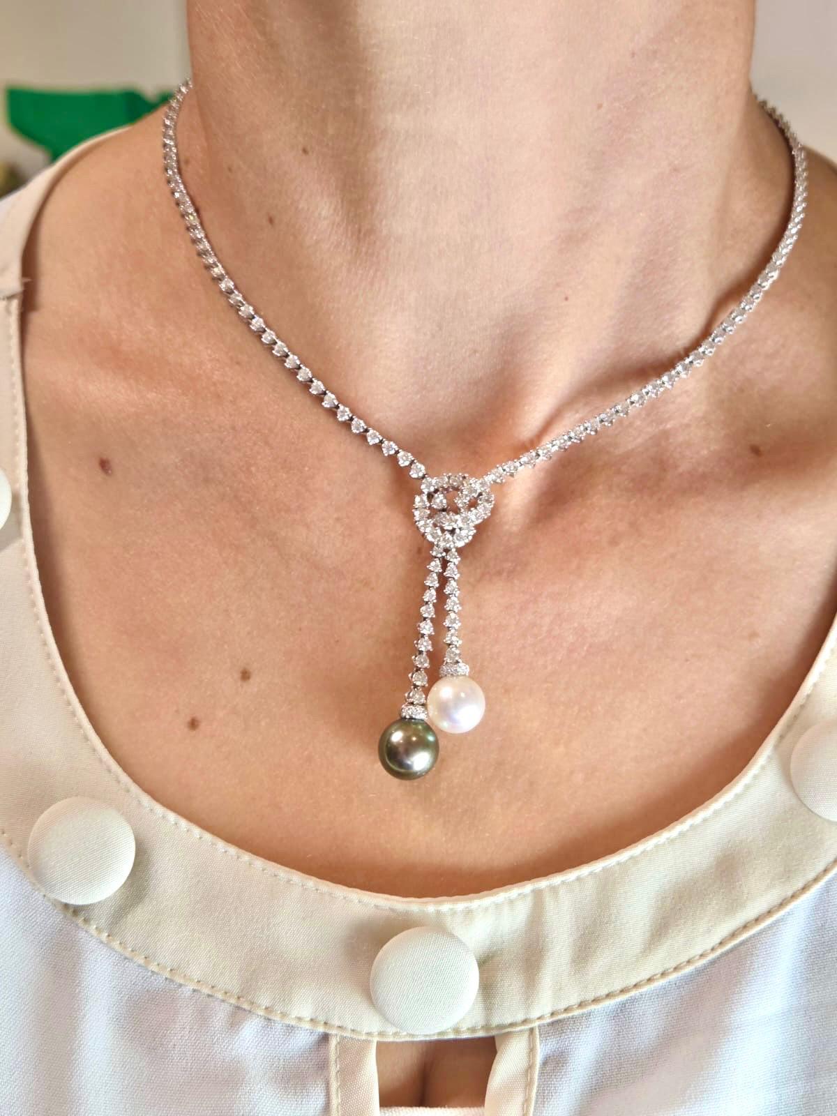Einzigartige Halskette aus 18K Weißgold mit weißen und grauen Südseeperlen und 8 Karat V im Angebot 2