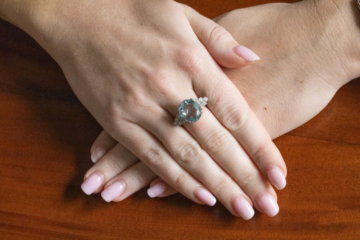 Bague avec une impressionnante aigue-marine et des diamants, 2e moitié du 20e siècle.

Une bague unique en son genre, réalisée en or blanc 18 carats (titre 0,750).

Origine : Europe occidentale, 2e moitié du 20e siècle.

Cette bague au design