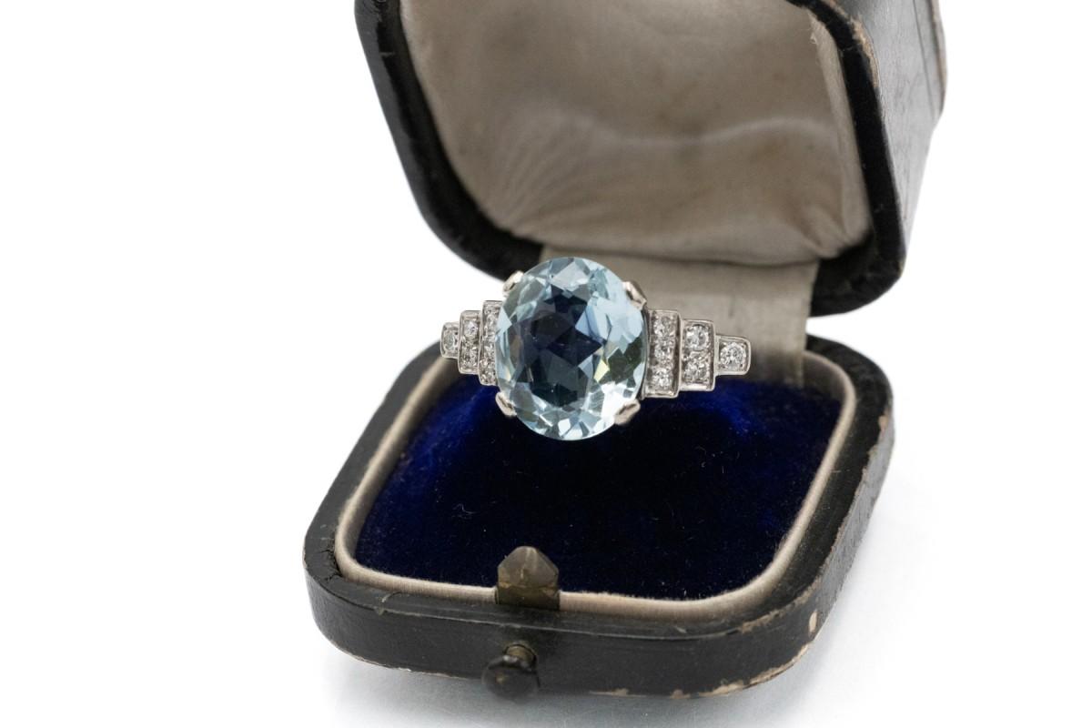 Taille ovale Bague unique en or blanc 18k avec aigue-marine de 6,50 ct et diamants en vente