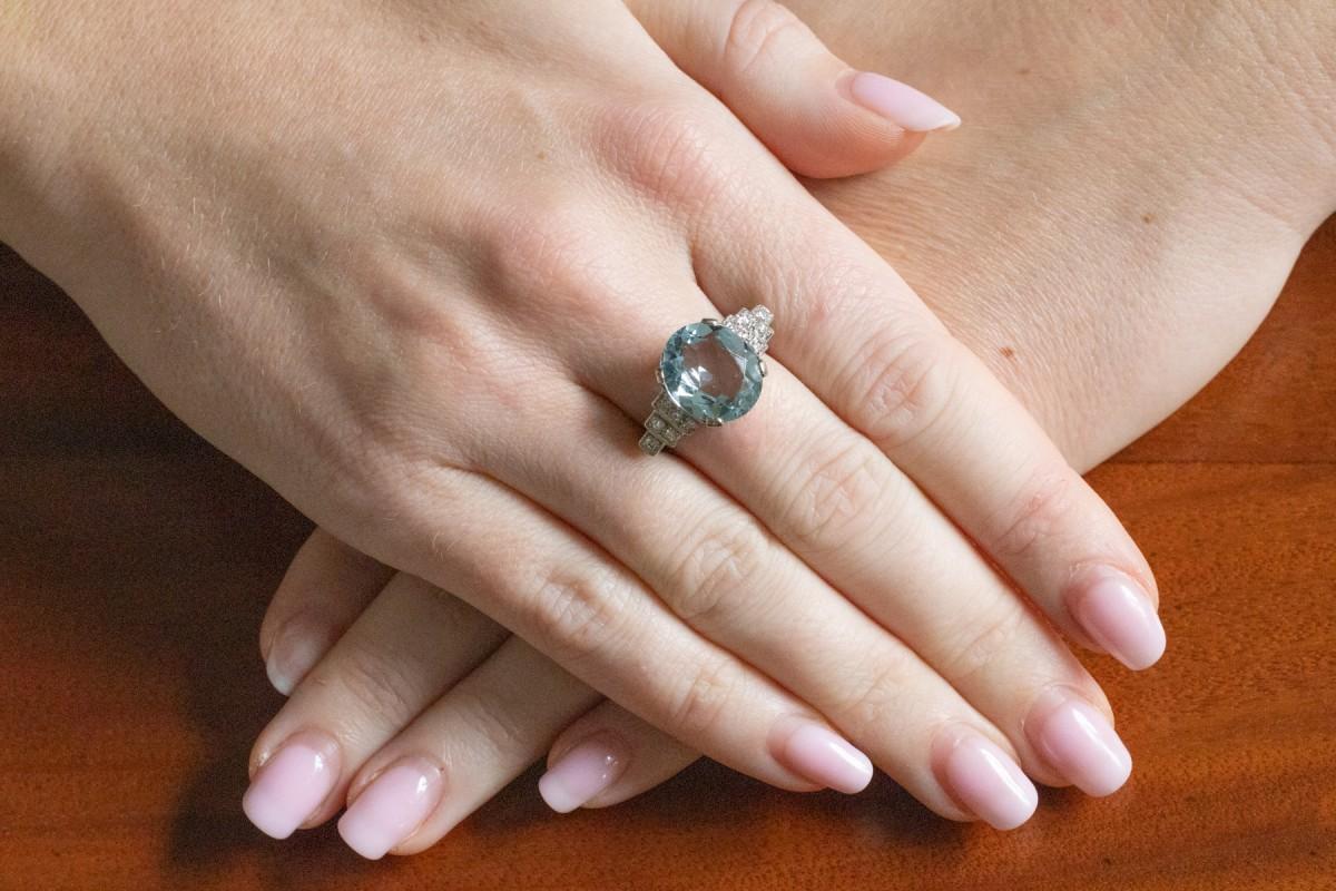 Bague unique en or blanc 18k avec aigue-marine de 6,50 ct et diamants en vente 3