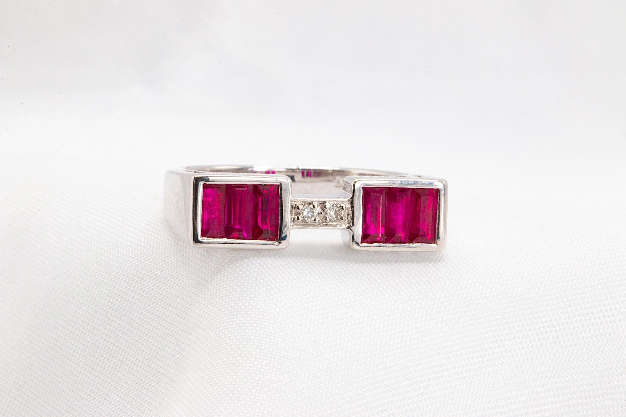 Questa splendida fascia a ponte è una scelta rara e accattivante per il tuo portagioie. Realizzato in oro bianco 18 carati, l'anello è caratterizzato da 6 rubini taglio baguette per un totale di 0,84 carati, elegantemente incastonati in un canale