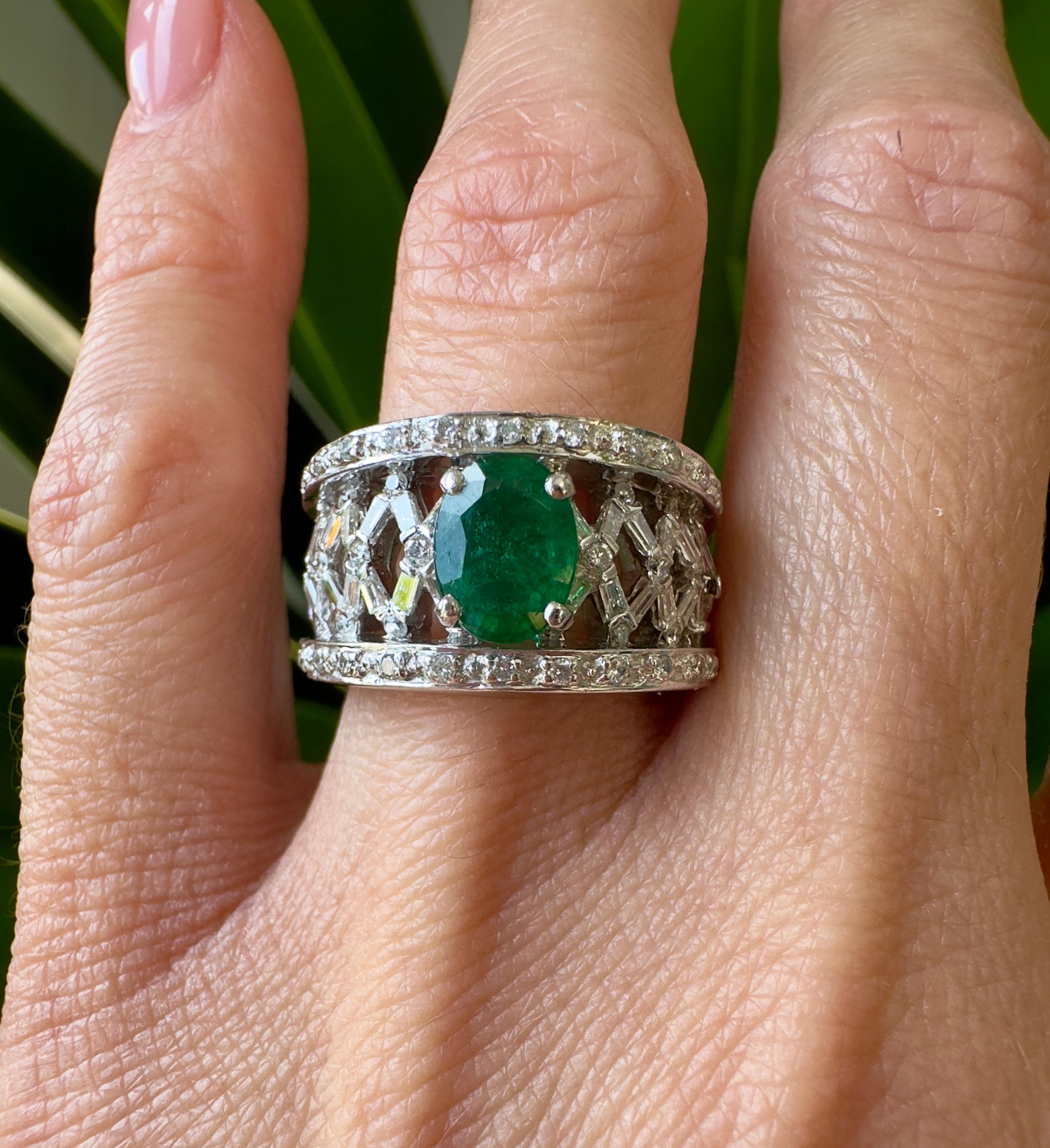Unique 18k White Gold Vintage Diamond and Emerald Ring In Good Condition For Sale In Houston, TX