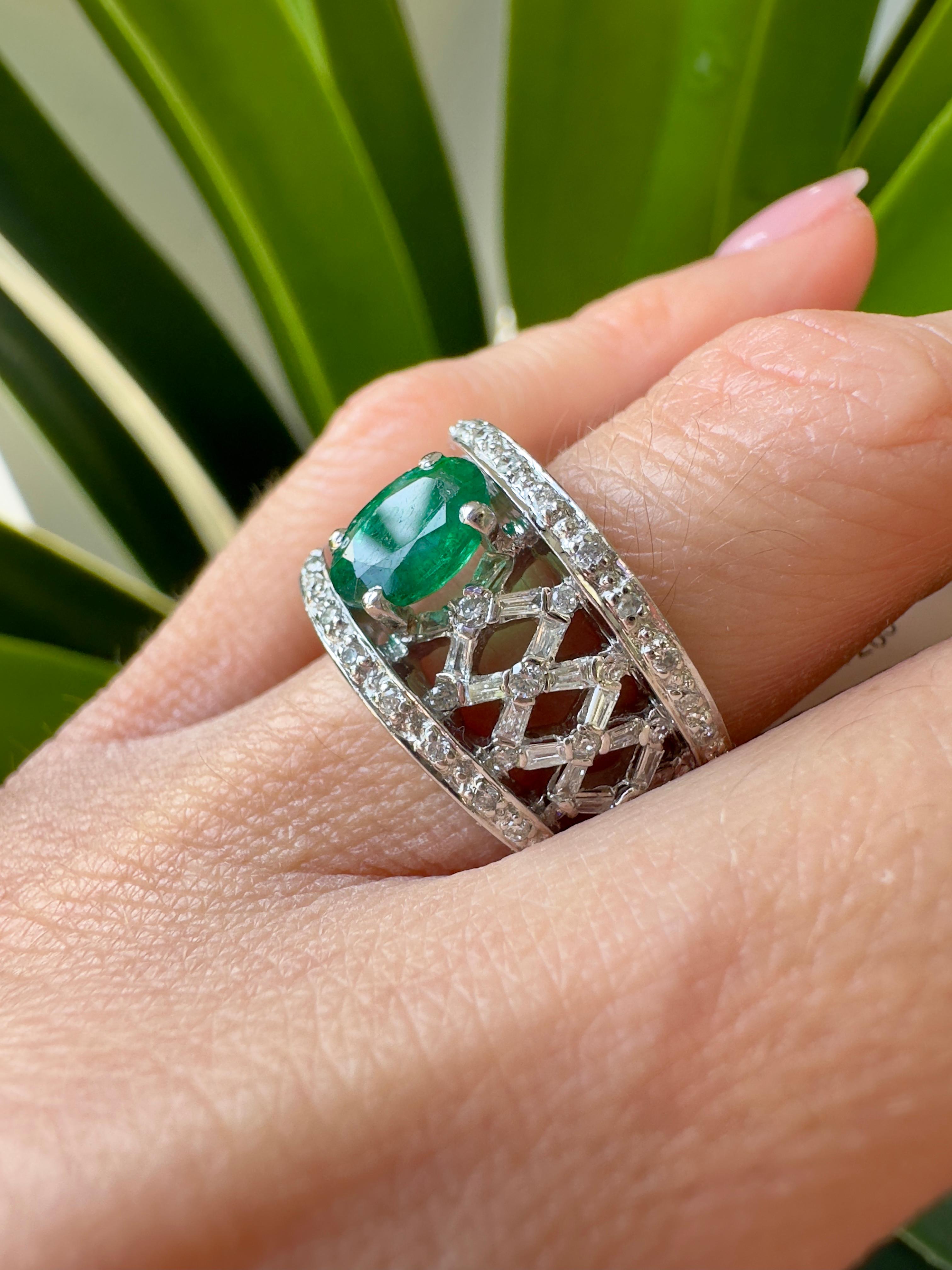 Women's Unique 18k White Gold Vintage Diamond and Emerald Ring For Sale