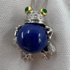 Collier pendentif unique en or blanc et jaune 18 carats avec grenouille, diamants, lapis-lazuli et émeraude