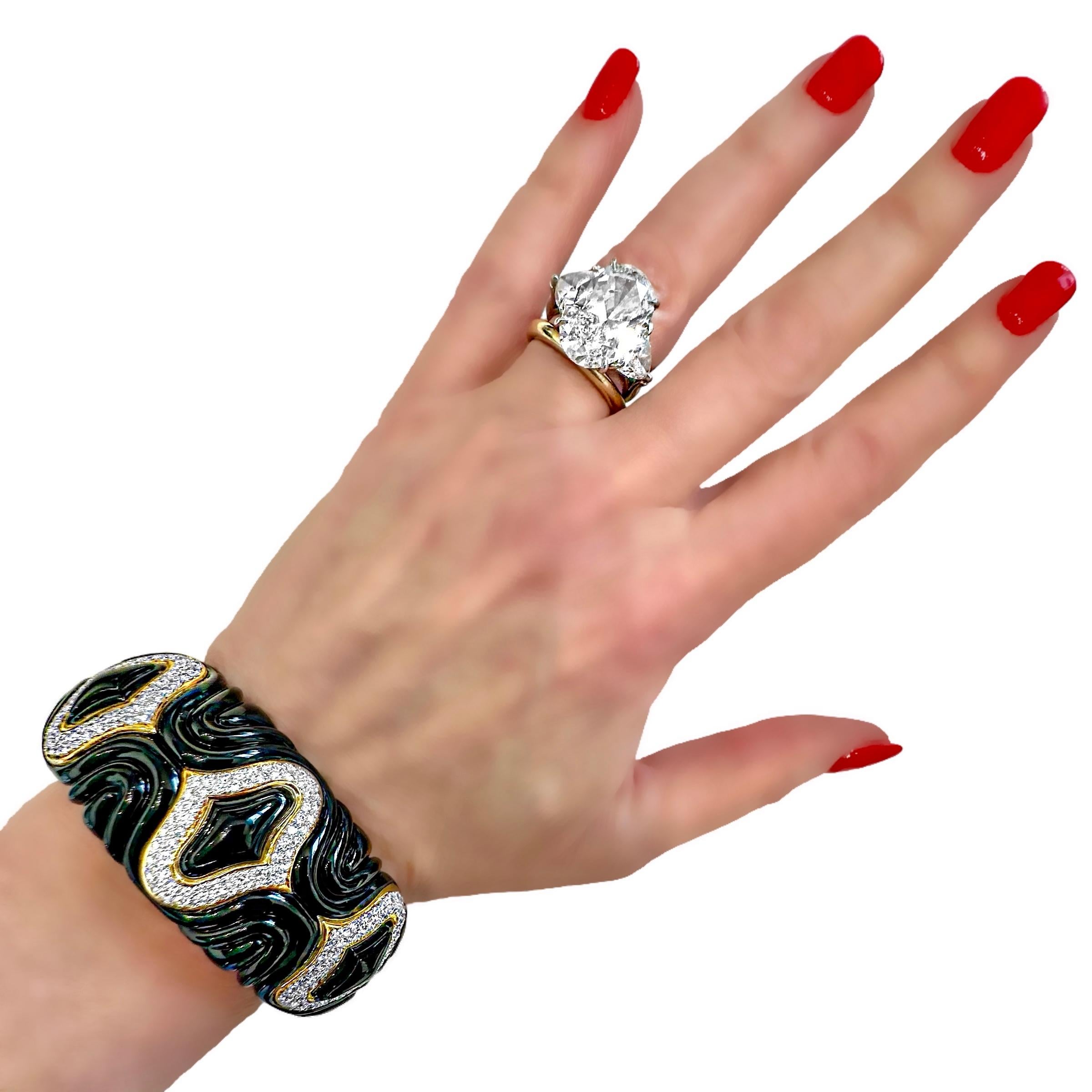 Unique Bracelet manchette en or jaune 18K à cannelures en onyx et diamants d'une largeur d'un peu plus d'un pouce en vente 4