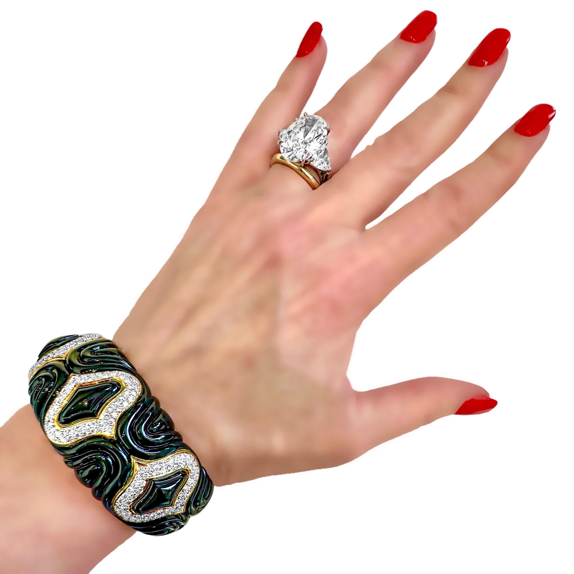 Unique Bracelet manchette en or jaune 18K à cannelures en onyx et diamants d'une largeur d'un peu plus d'un pouce en vente 5