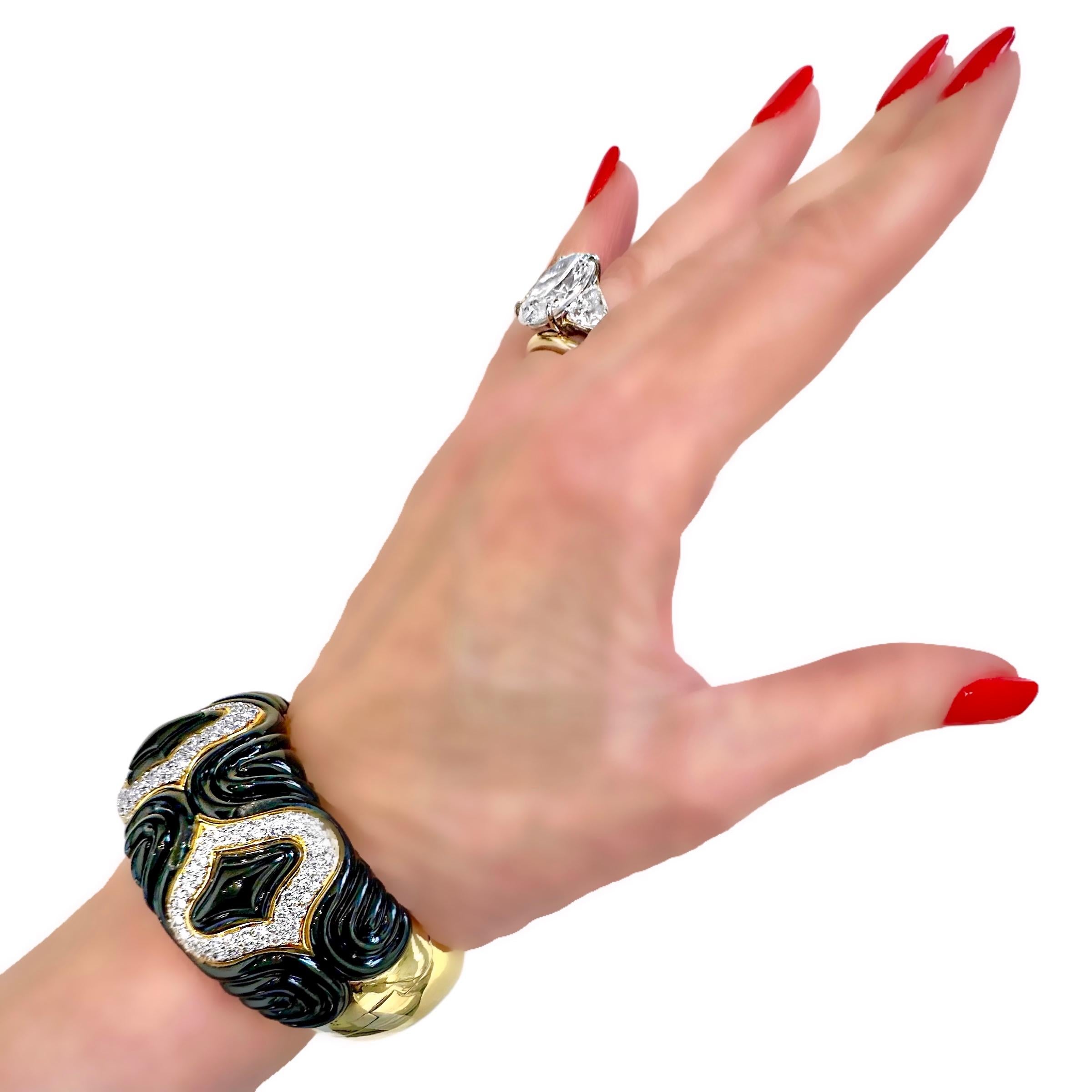 Unique Bracelet manchette en or jaune 18K à cannelures en onyx et diamants d'une largeur d'un peu plus d'un pouce en vente 6