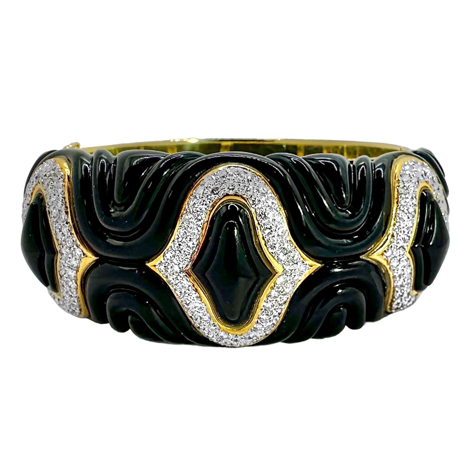 Cette manchette spéciale des années 1970 en or jaune 18 carats, onyx et diamants se distingue par sa finesse d'exécution et son design unique. Les pièces d'onyx sculptées par des experts sont façonnées en forme de vagues et créent un effet