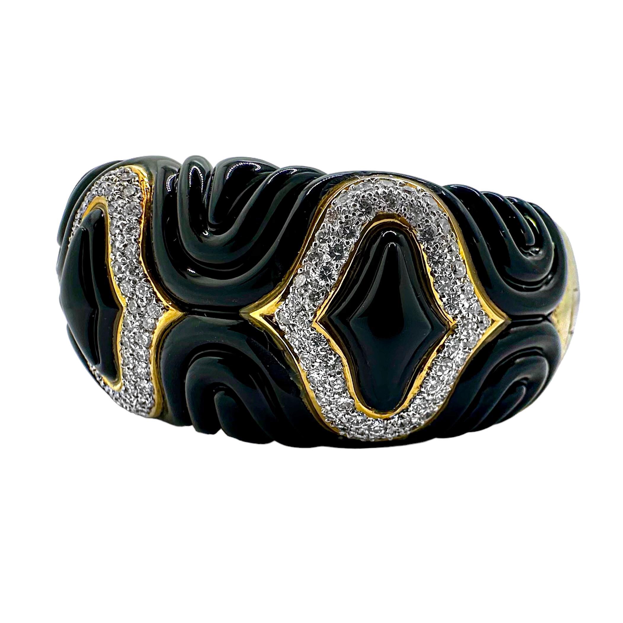 Moderne Unique Bracelet manchette en or jaune 18K à cannelures en onyx et diamants d'une largeur d'un peu plus d'un pouce en vente