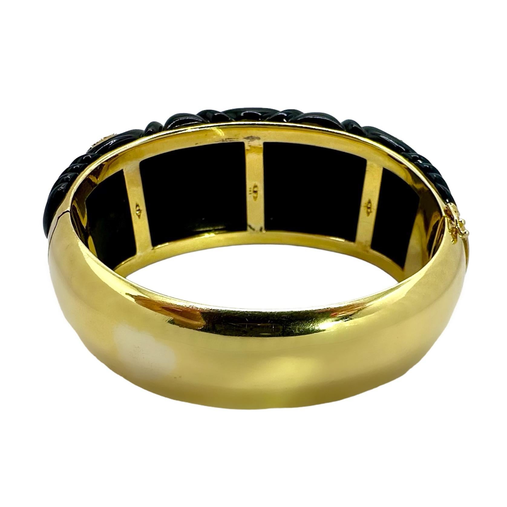 Taille brillant Unique Bracelet manchette en or jaune 18K à cannelures en onyx et diamants d'une largeur d'un peu plus d'un pouce en vente