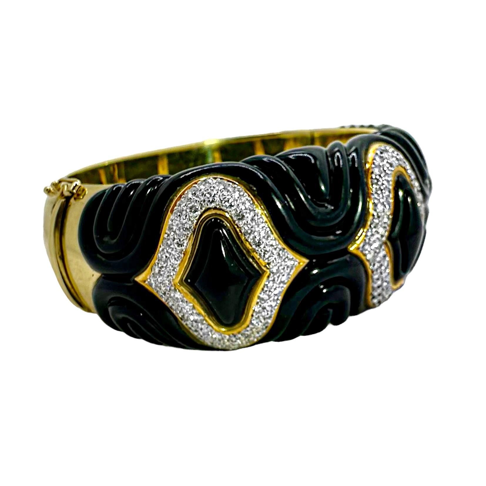 Unique Bracelet manchette en or jaune 18K à cannelures en onyx et diamants d'une largeur d'un peu plus d'un pouce Bon état - En vente à Palm Beach, FL