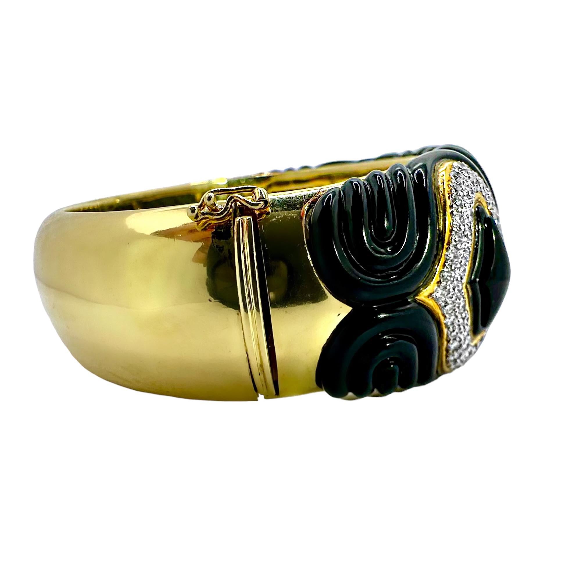 Unique Bracelet manchette en or jaune 18K à cannelures en onyx et diamants d'une largeur d'un peu plus d'un pouce Pour femmes en vente