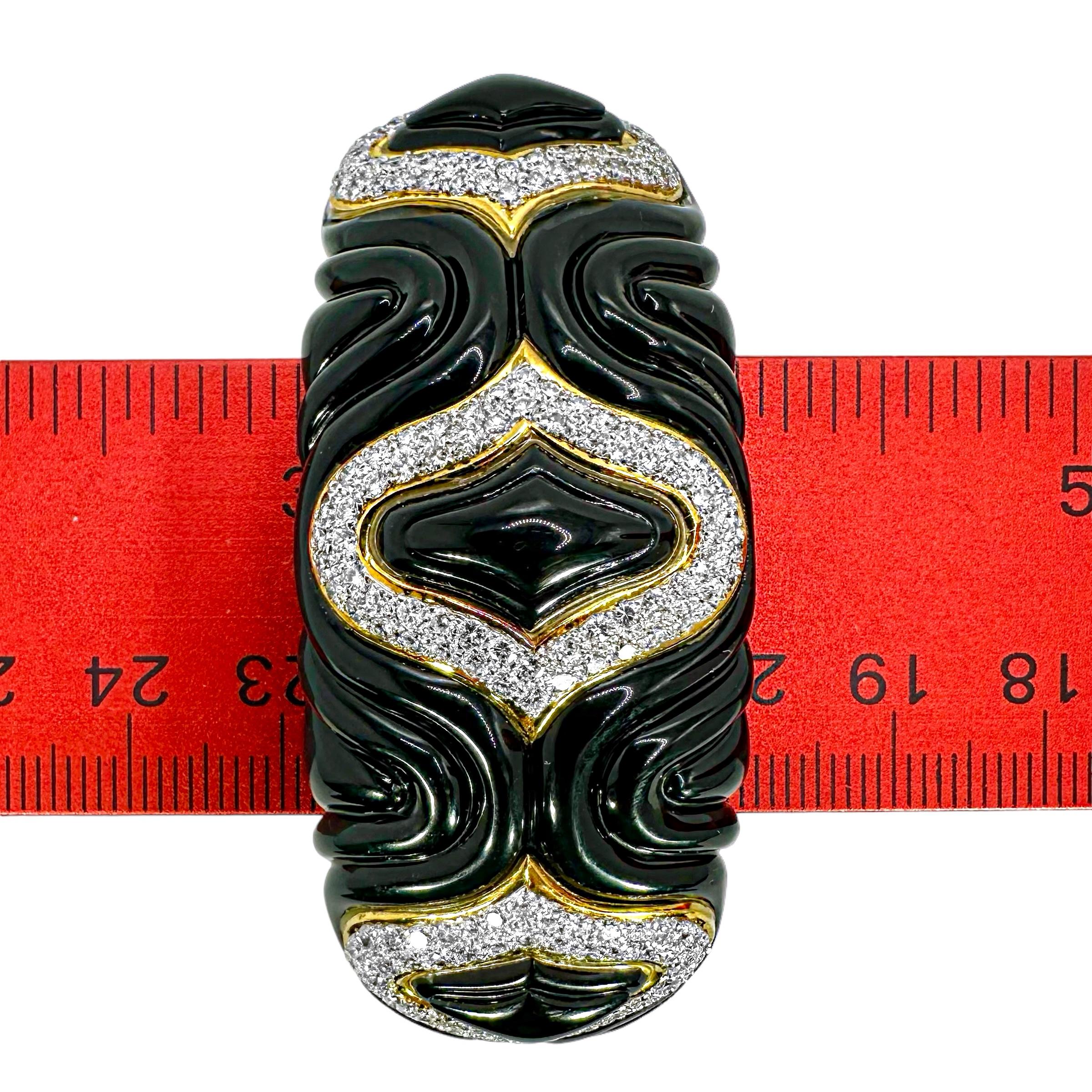 Unique Bracelet manchette en or jaune 18K à cannelures en onyx et diamants d'une largeur d'un peu plus d'un pouce en vente 1
