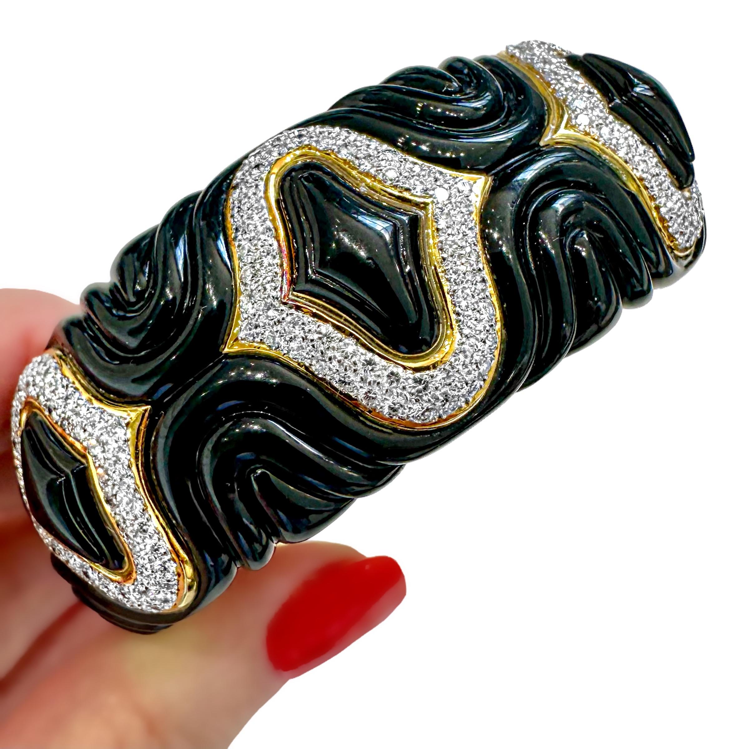 Unique Bracelet manchette en or jaune 18K à cannelures en onyx et diamants d'une largeur d'un peu plus d'un pouce en vente 3