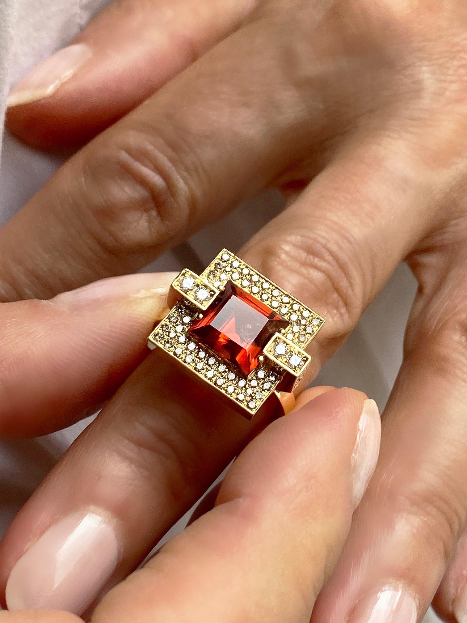Este anillo de Turmalina naranja, único en su especie, es una llamativa pieza elaborada en oro de 18 quilates, con una gema de Turmalina naranja intensa rodeada de un pavé de 1 quilate de brillantes Diamantes blancos. La cálida y cautivadora