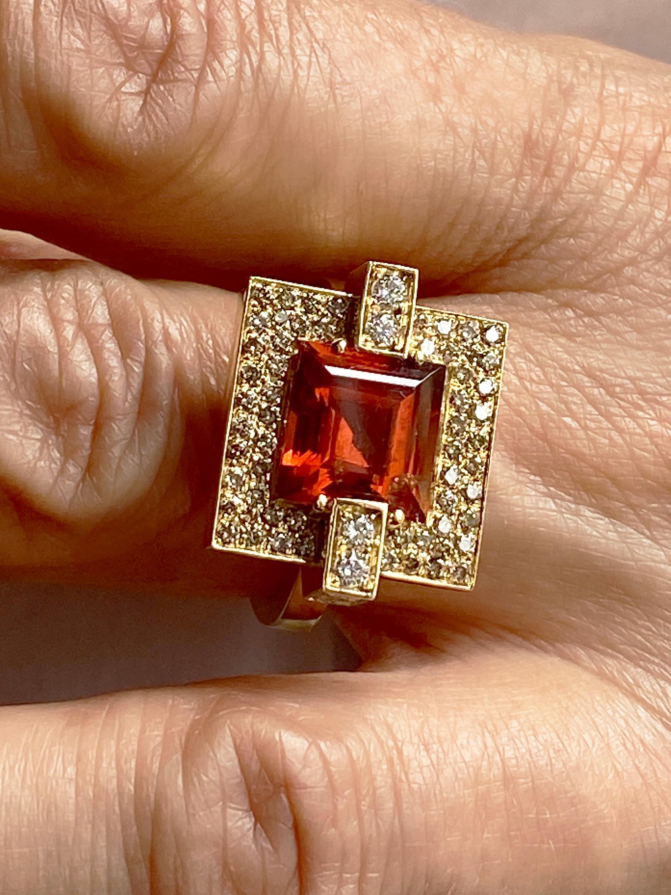 Turmalina mandarina única de oro amarillo de 18 quilates 1 ct. Anillo de cóctel con diamantes blancos Moderno en venta