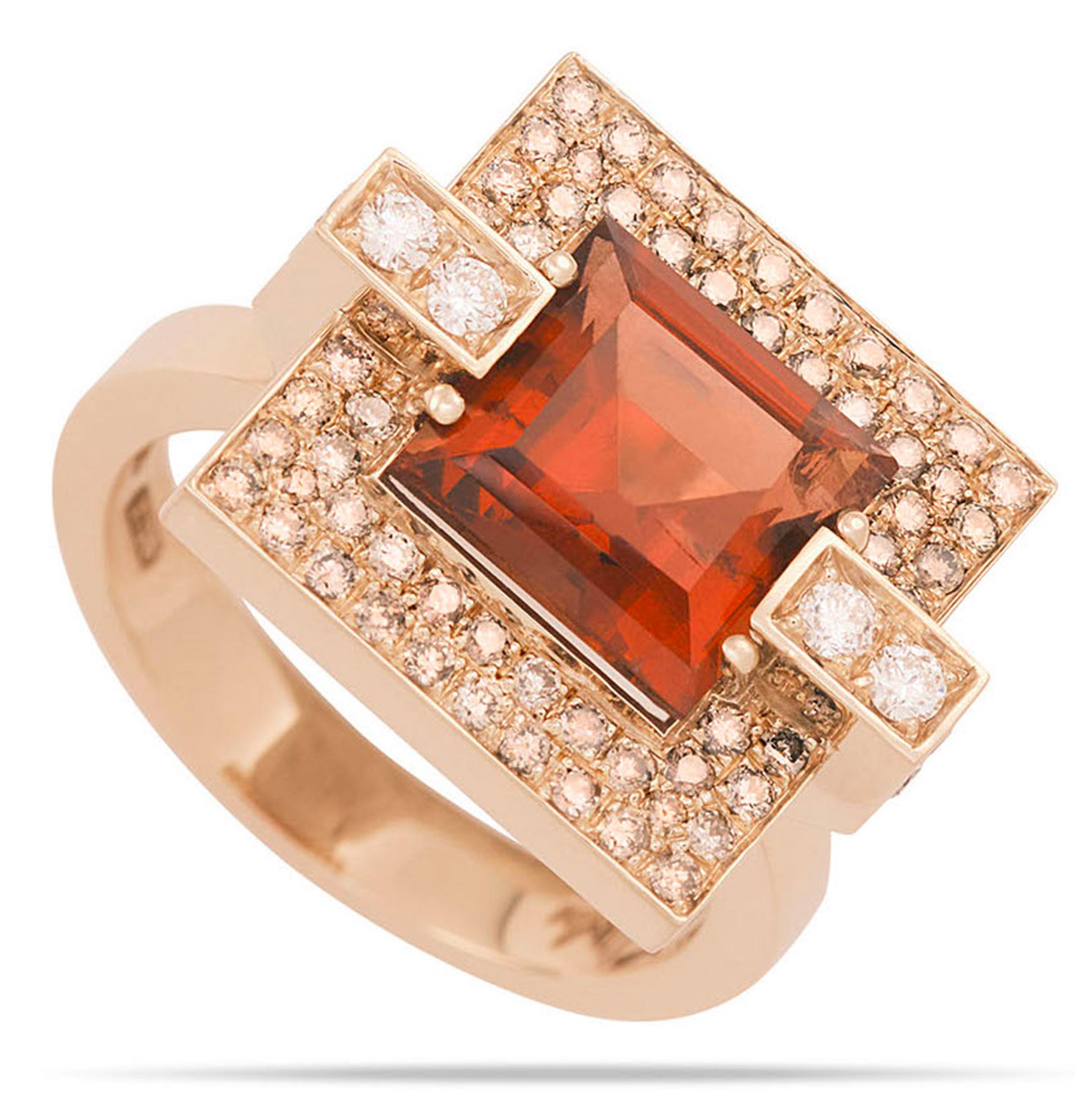 Turmalina mandarina única de oro amarillo de 18 quilates 1 ct. Anillo de cóctel con diamantes blancos en Nuevo estado para la venta en Rome, IT