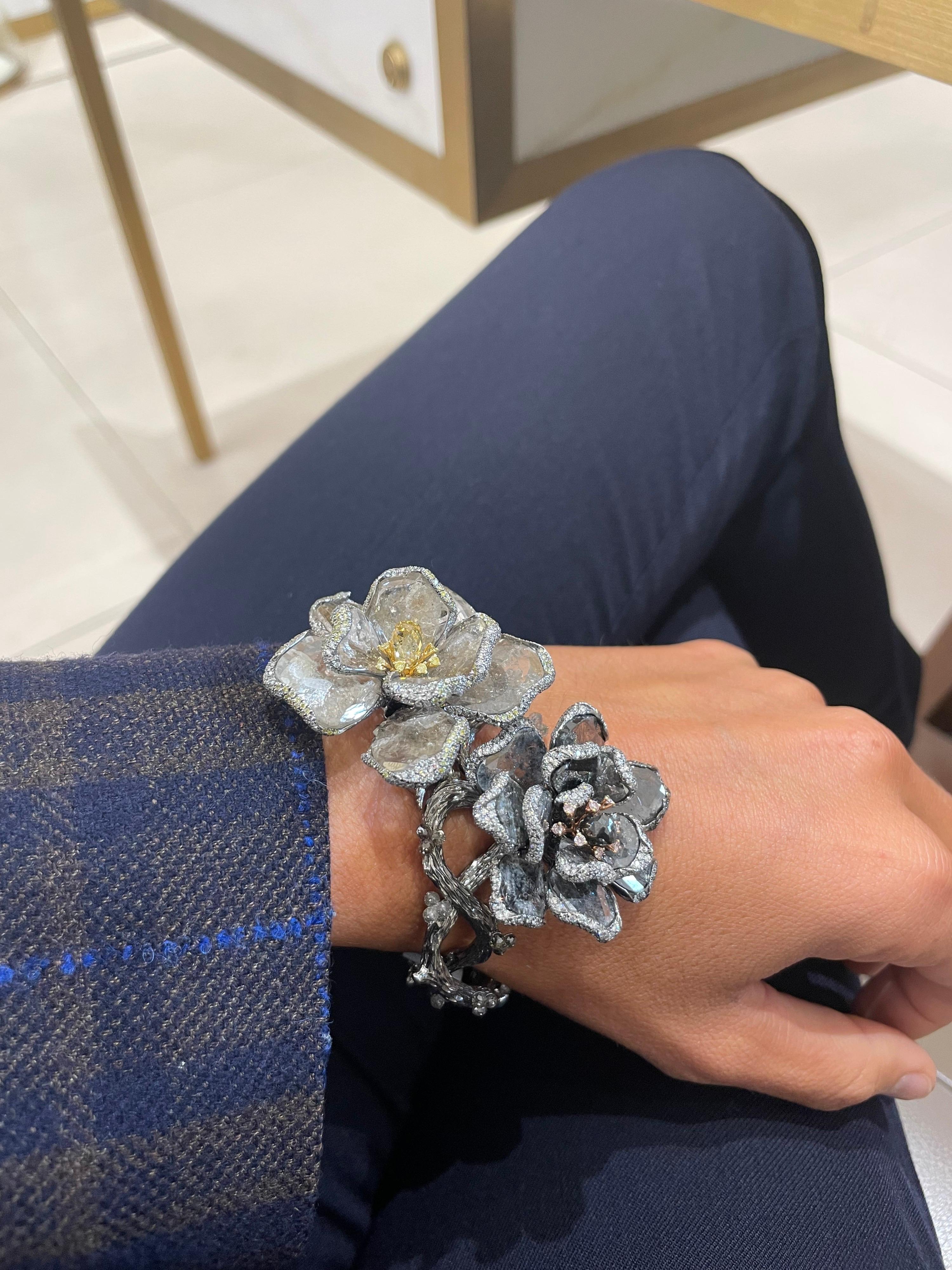 Moderno Bracciale unico 18KT a due fiori 48,25 carati. Fetta di diamante e diamante colorato in vendita