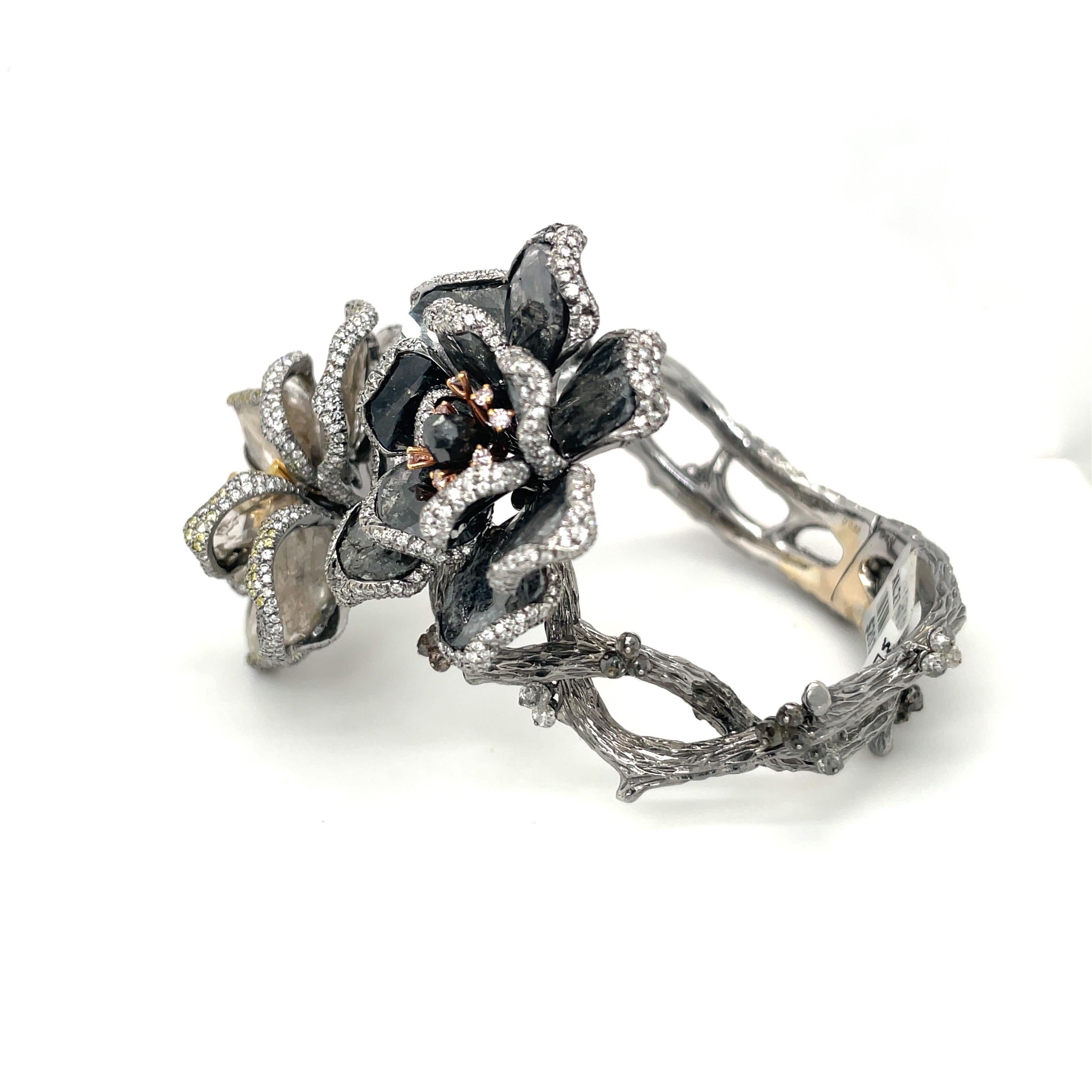 Taglio rotondo Bracciale unico 18KT a due fiori 48,25 carati. Fetta di diamante e diamante colorato in vendita