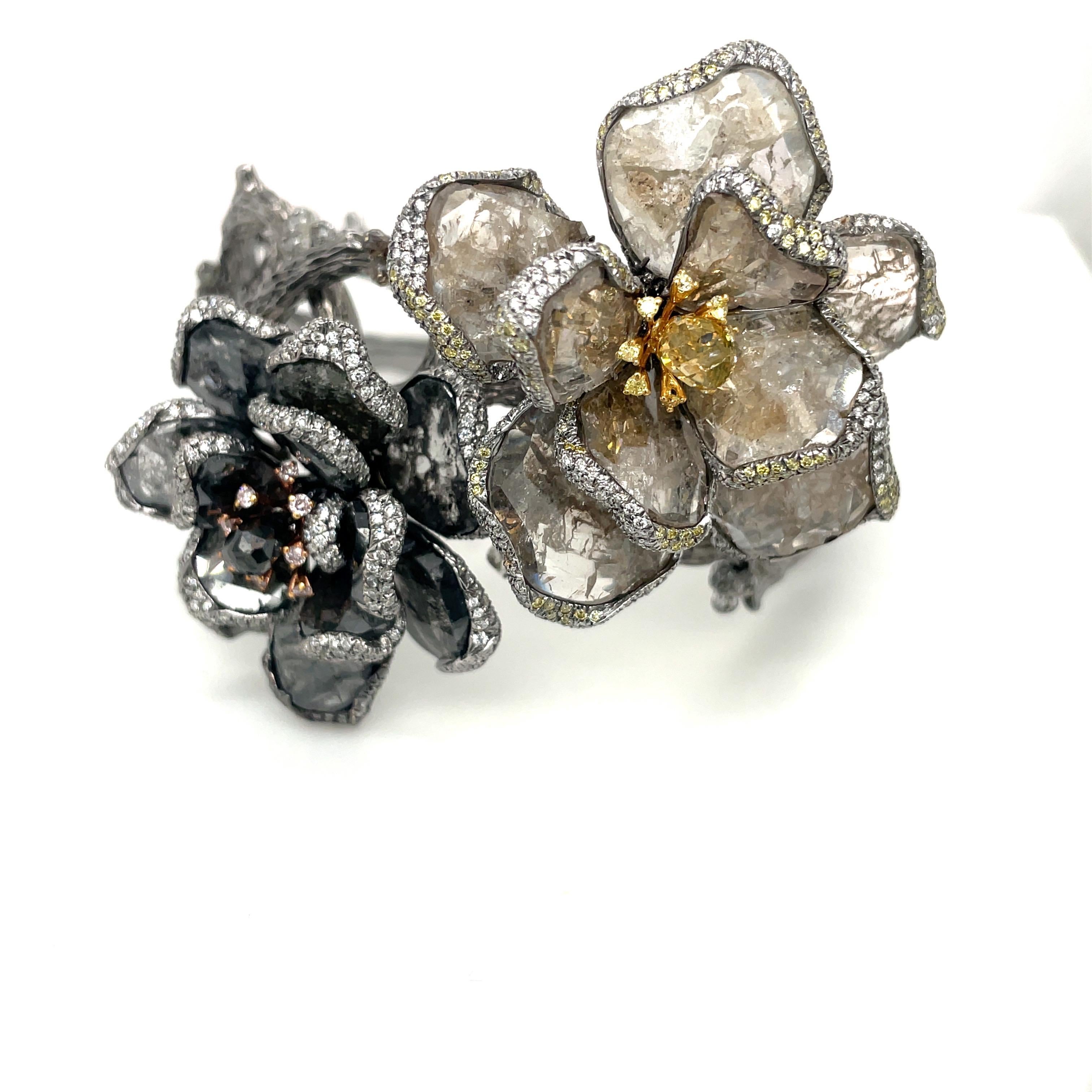 Einzigartiges 18KT Doppelblütenarmband 48,25 Karat. Diamant-Schliff & ausgefallener farbiger Diamant im Zustand „Neu“ im Angebot in New York, NY