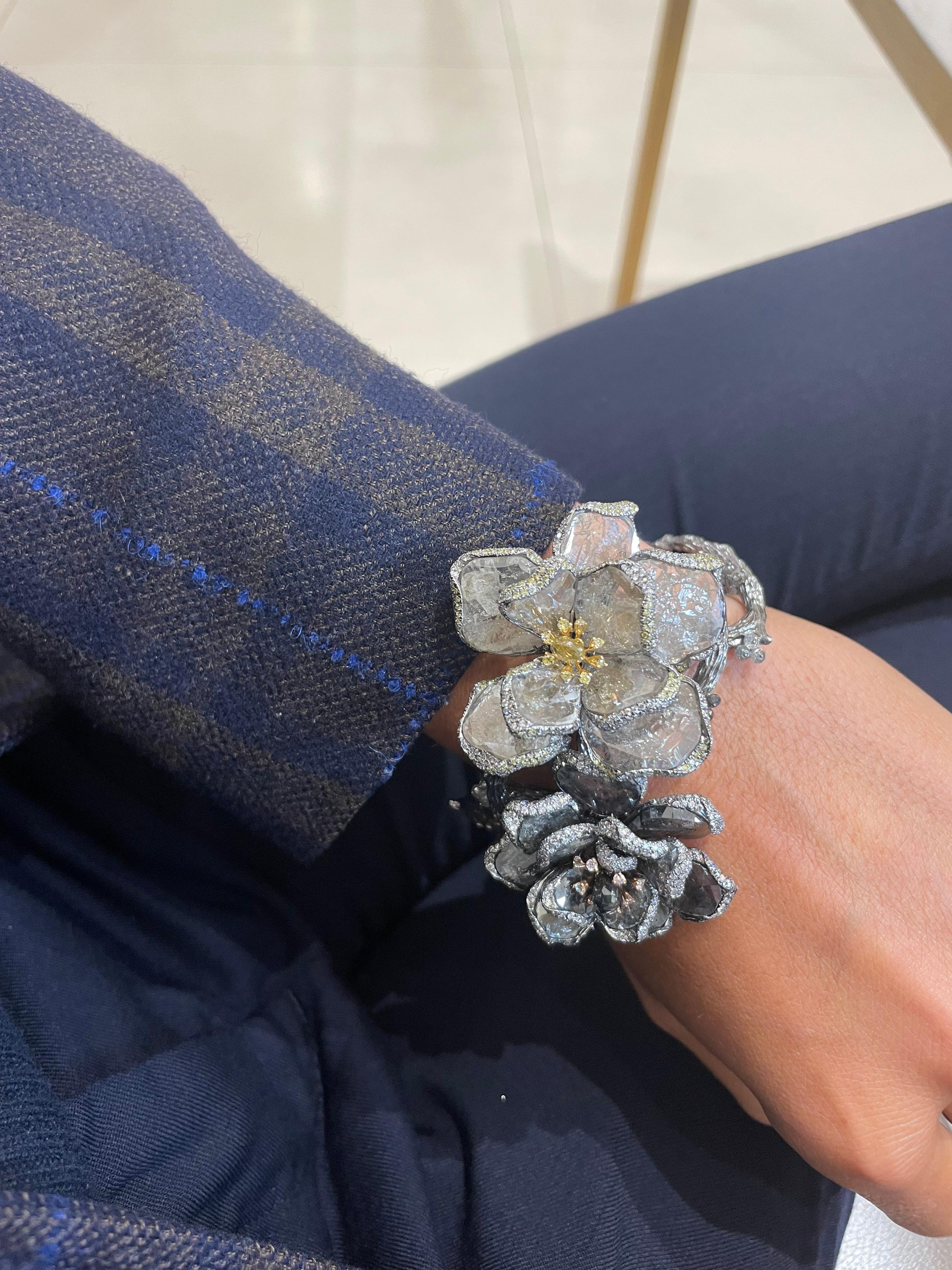 Bracciale unico 18KT a due fiori 48,25 carati. Fetta di diamante e diamante colorato in vendita 2