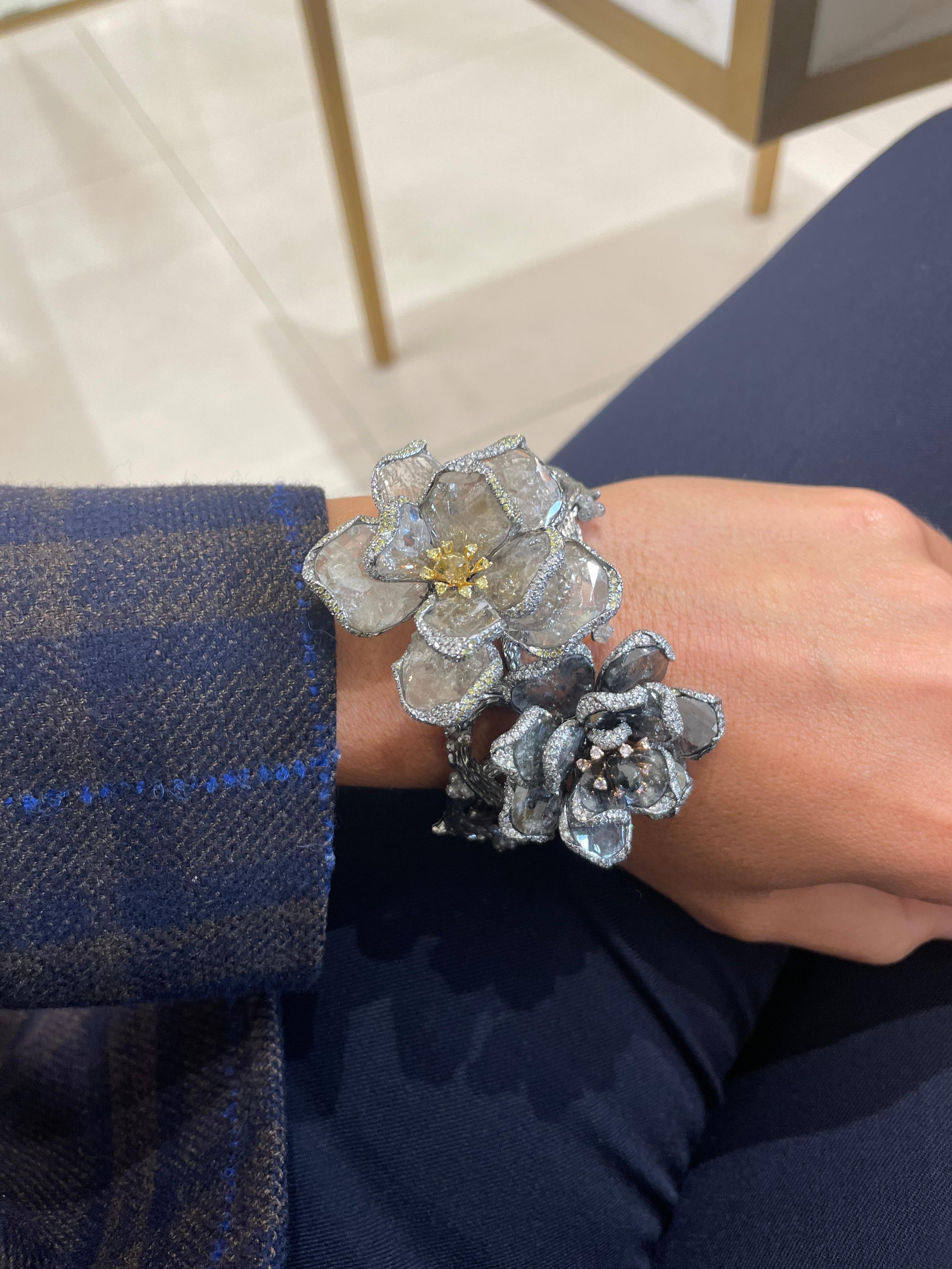 Bracciale unico 18KT a due fiori 48,25 carati. Fetta di diamante e diamante colorato in vendita 3