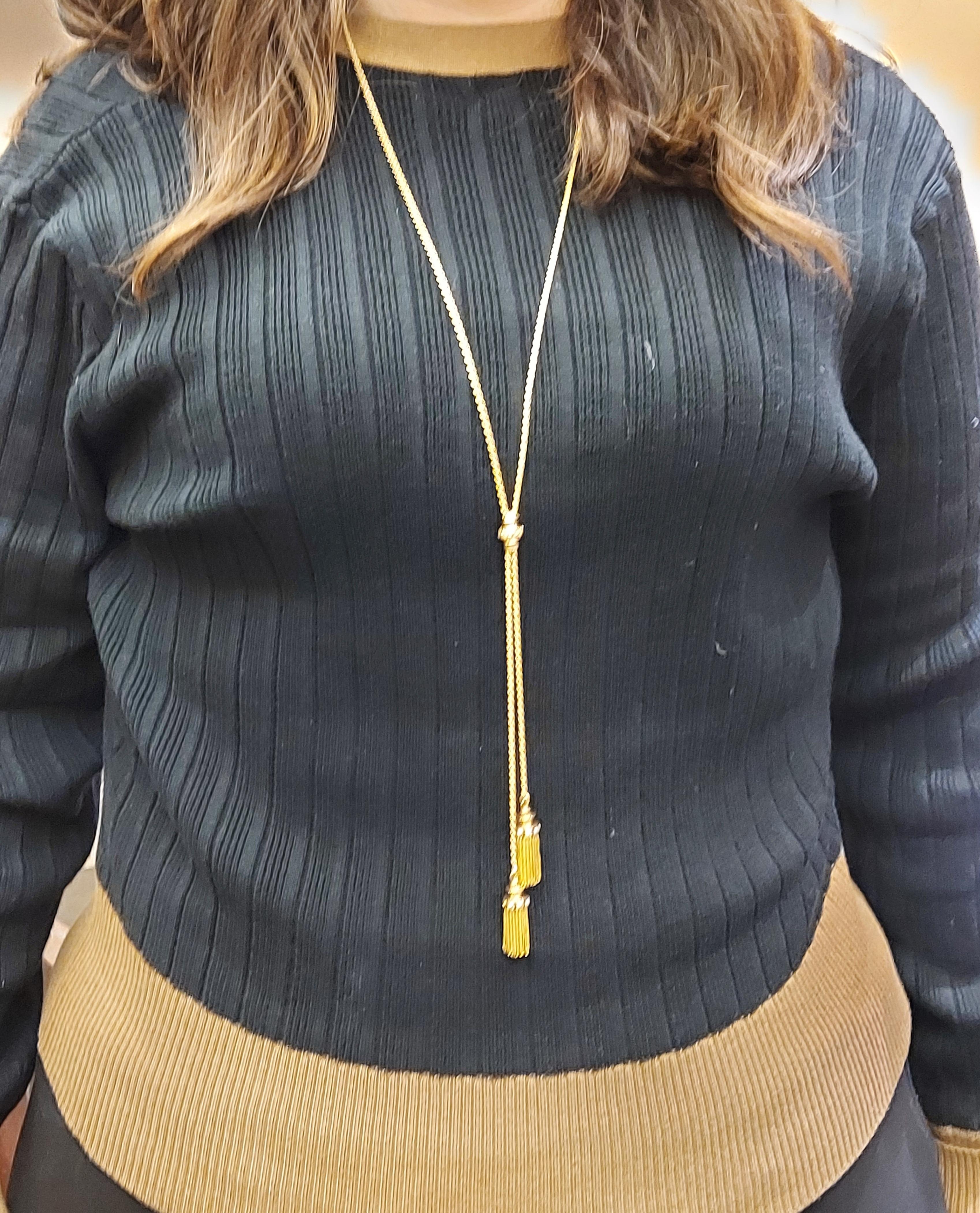 Einzigartige 18kt Gelbgold lange Vintage Quaste Halskette 

Perlen: 20 kleine Perlen auf der Quaste 

MATERIAL: 18kt Gelbgold

Abmessungen: Die Kette ist 100 cm lang und hat 2 Quasten am Ende befestigt

Gesamtgewicht: 43,2 Gramm / 27,8 dwt / 1,525