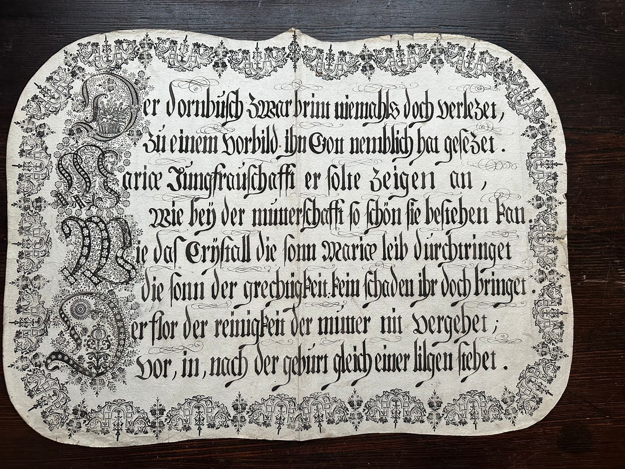 Unico manoscritto tedesco con bordo stampato - Vergine Maria, 18° sec.

Una copertina devozionale eccezionalmente rara proveniente dalla Germania del XVIII secolo, che combina un bordo ornamentale stampato con una calligrafia in lettere nere scritta