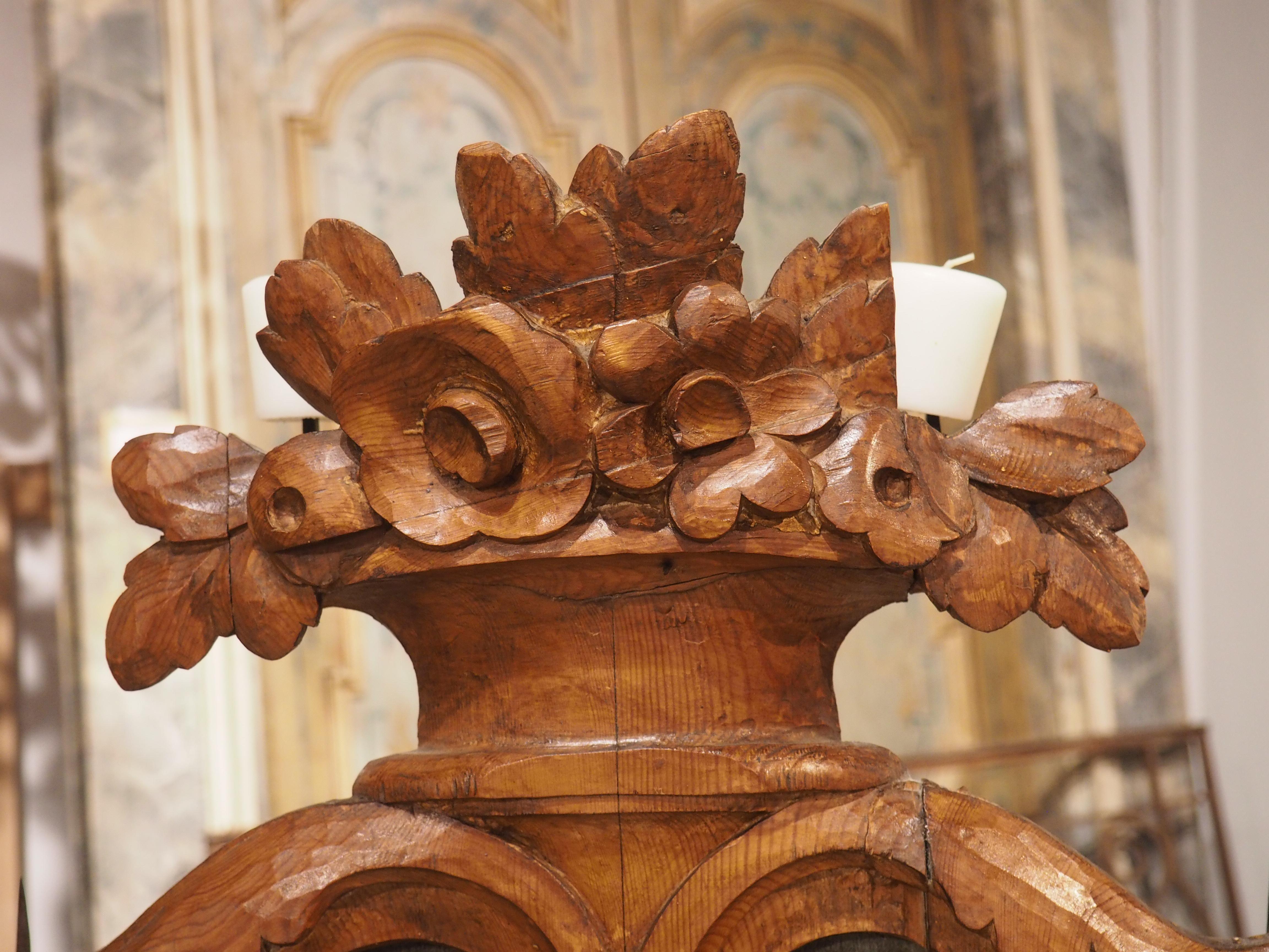 Porte-bougies d'autel unique sculpté du 18ème siècle en Italie Bon état - En vente à Dallas, TX