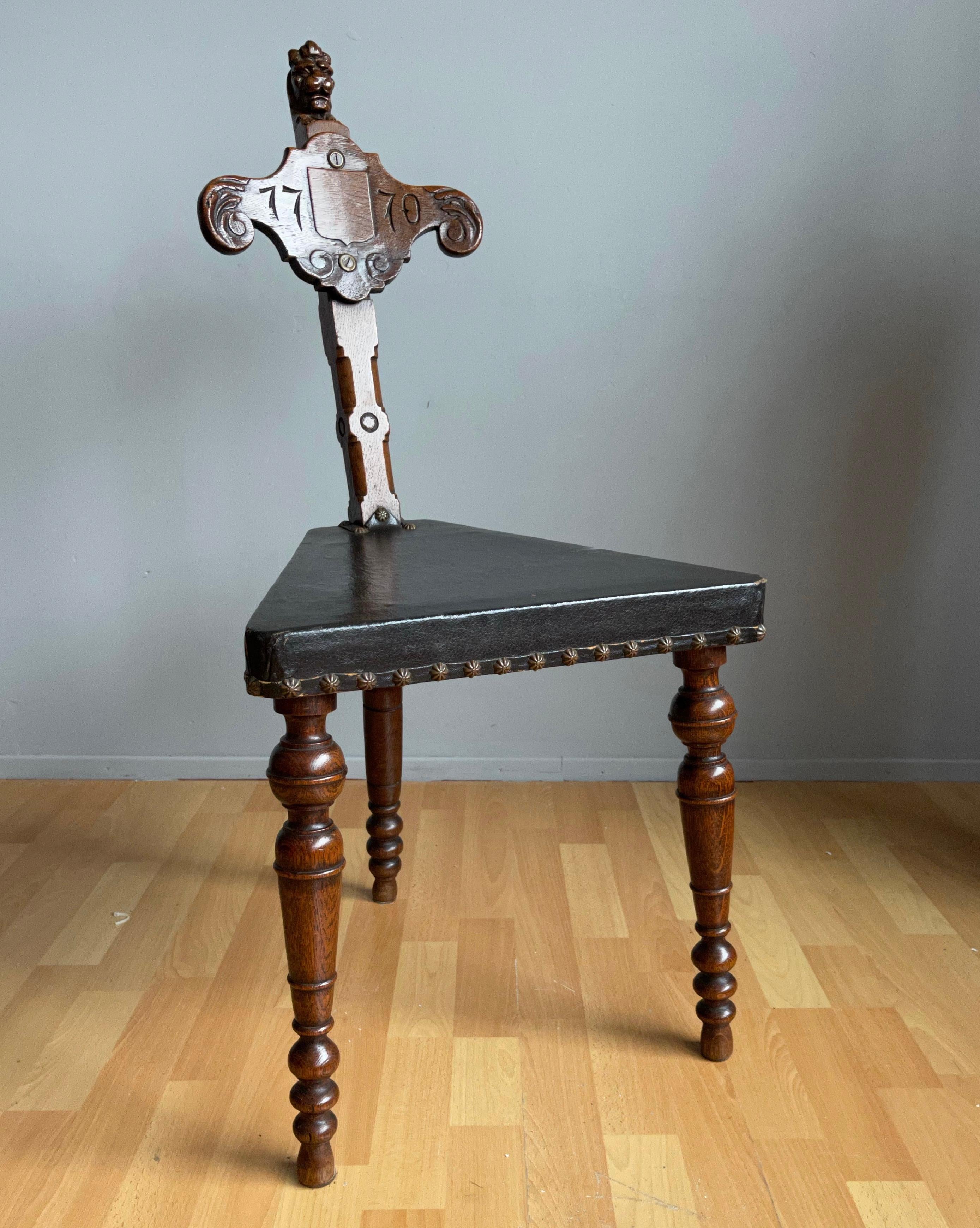 Superbe chaise artisanale, datée de 1770, avec une sculpture de tête de lion. 

Cette rare chaise néo-Renaissance est aussi stable que le jour où elle a été fabriquée et le travail du bois est également en très bon ou excellent état. Le cadre en