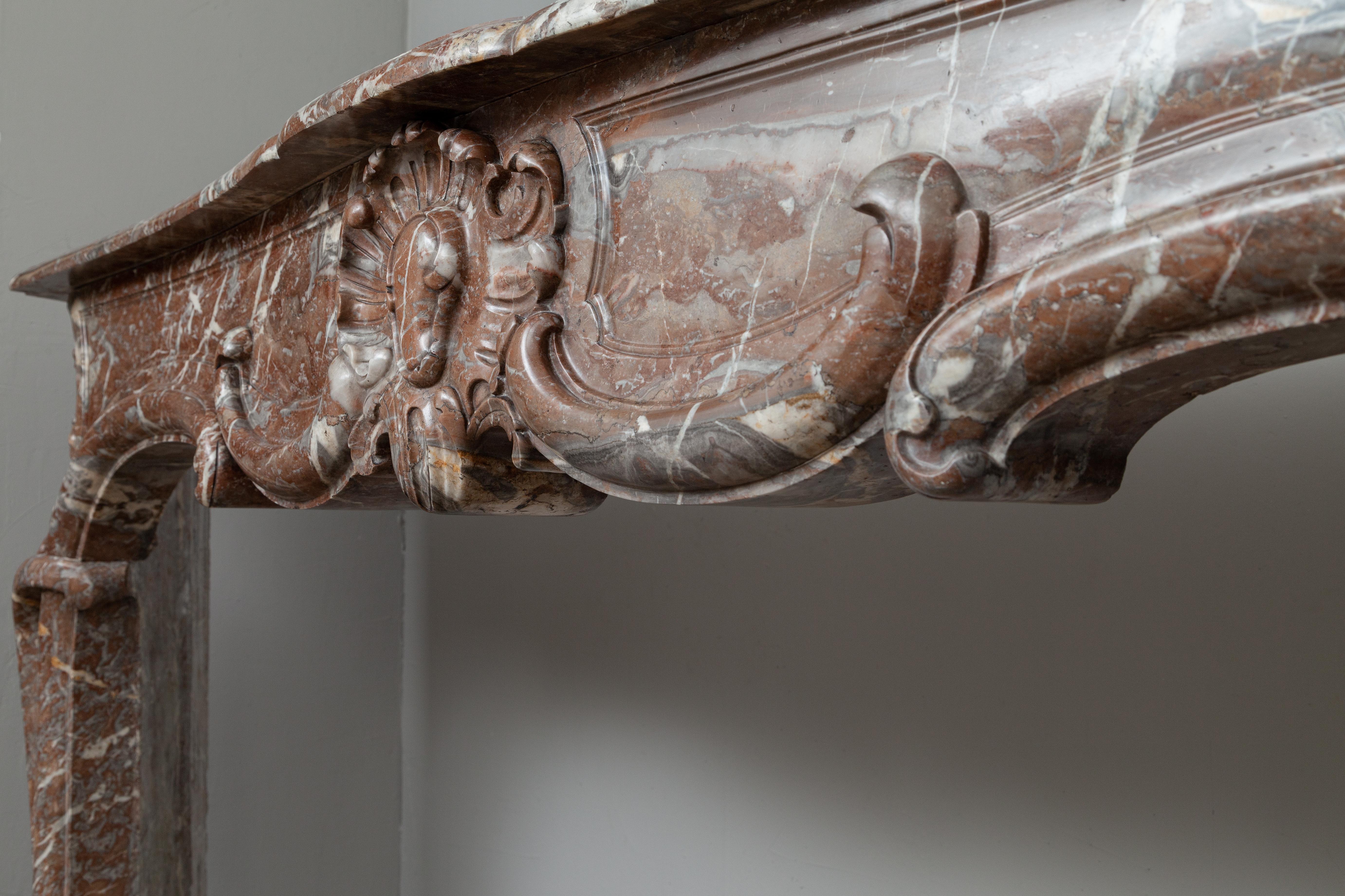 Antiker antiker Marmorkamin im Rokoko-Stil des 18. Jahrhunderts (Belgisch) im Angebot