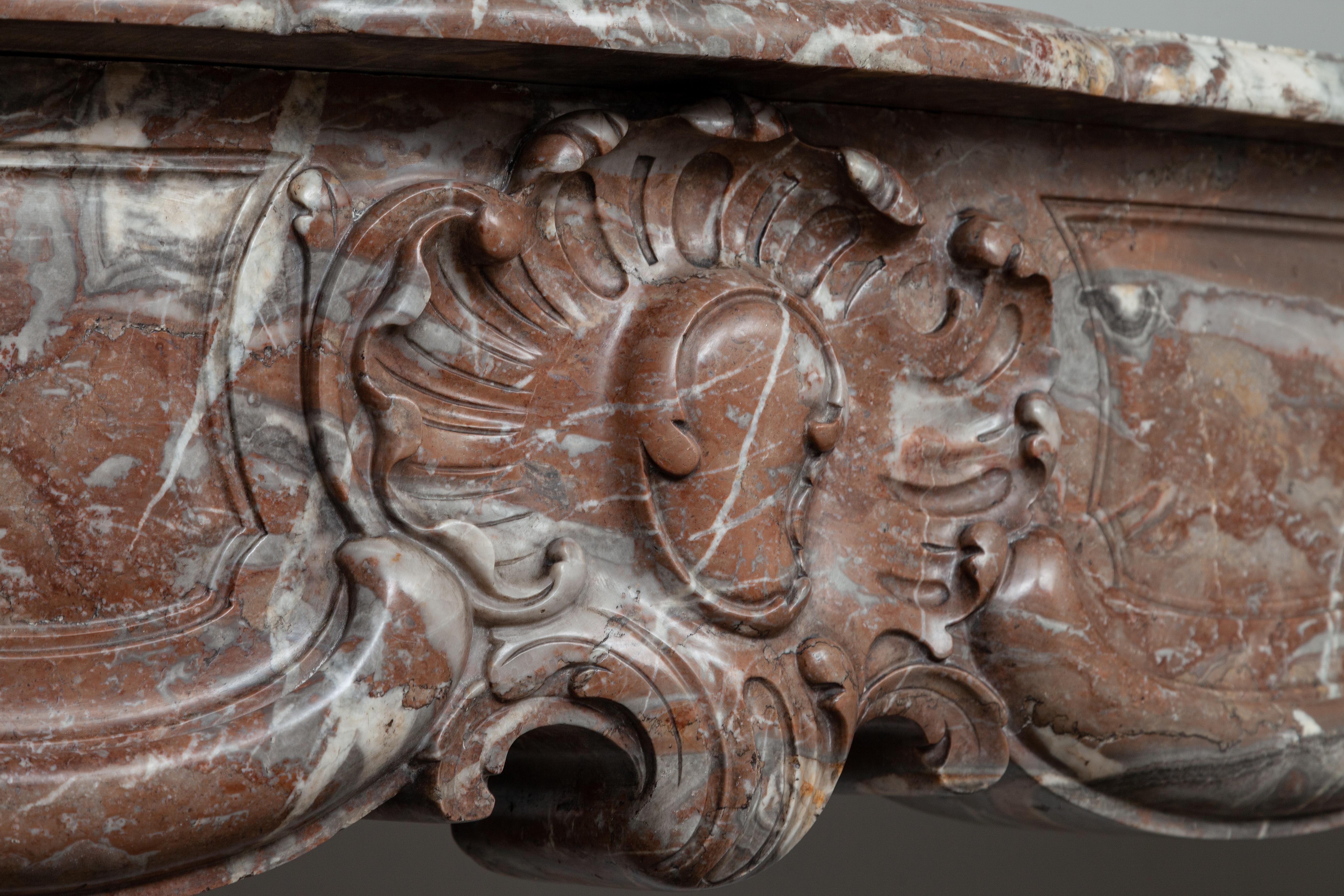 Antiker antiker Marmorkamin im Rokoko-Stil des 18. Jahrhunderts (Handgeschnitzt) im Angebot