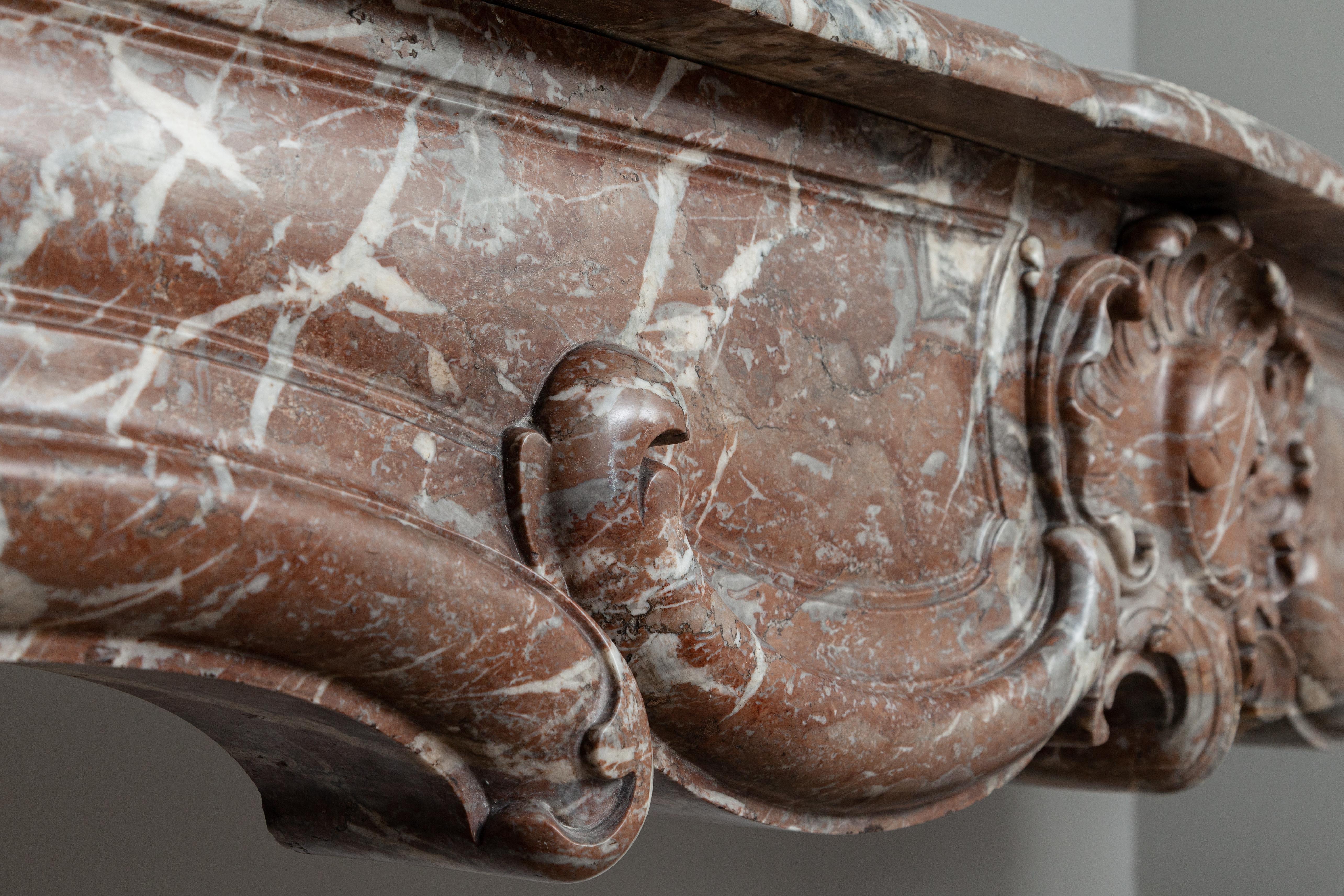 Antiker antiker Marmorkamin im Rokoko-Stil des 18. Jahrhunderts im Angebot 1