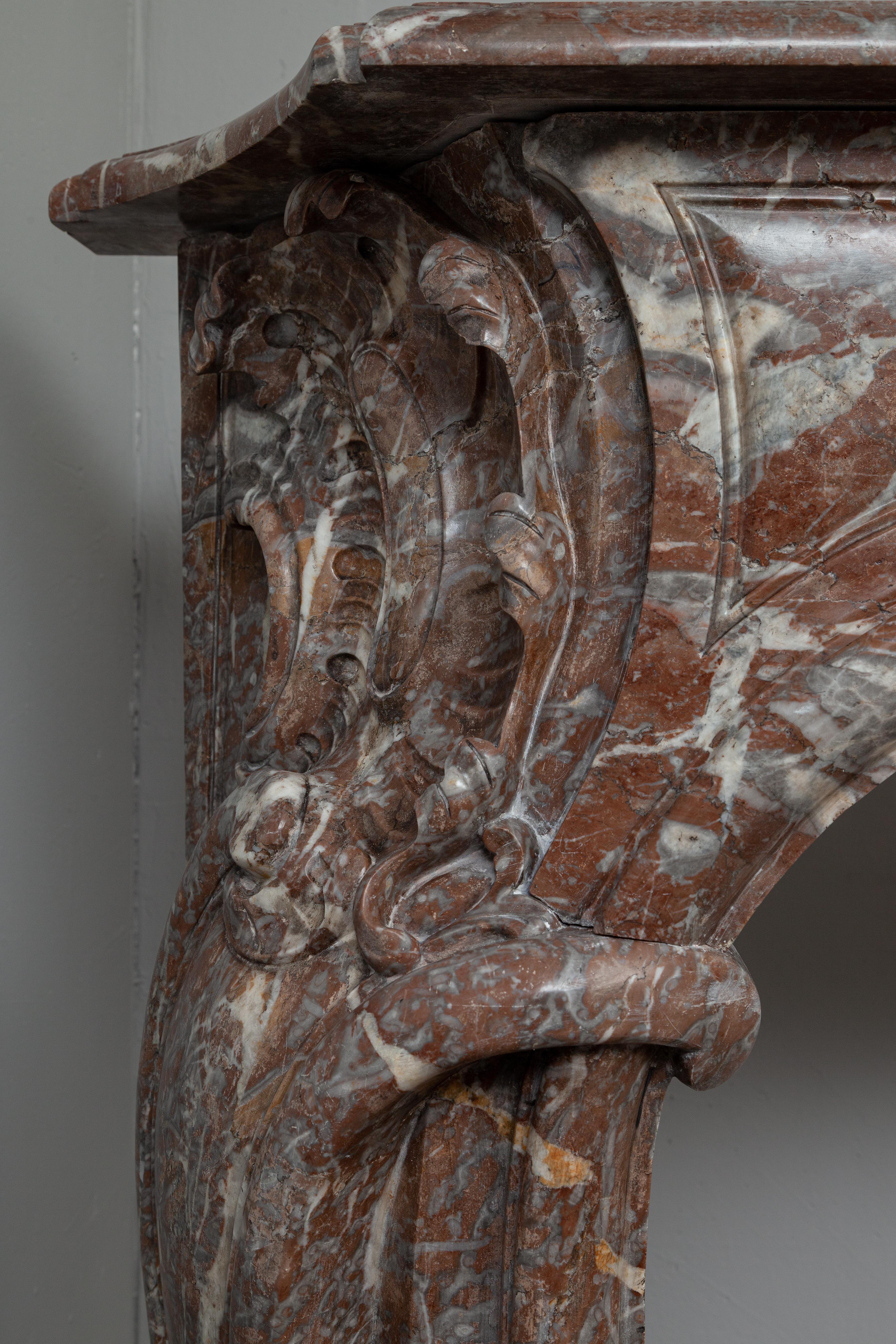 Antiker antiker Marmorkamin im Rokoko-Stil des 18. Jahrhunderts im Angebot 2