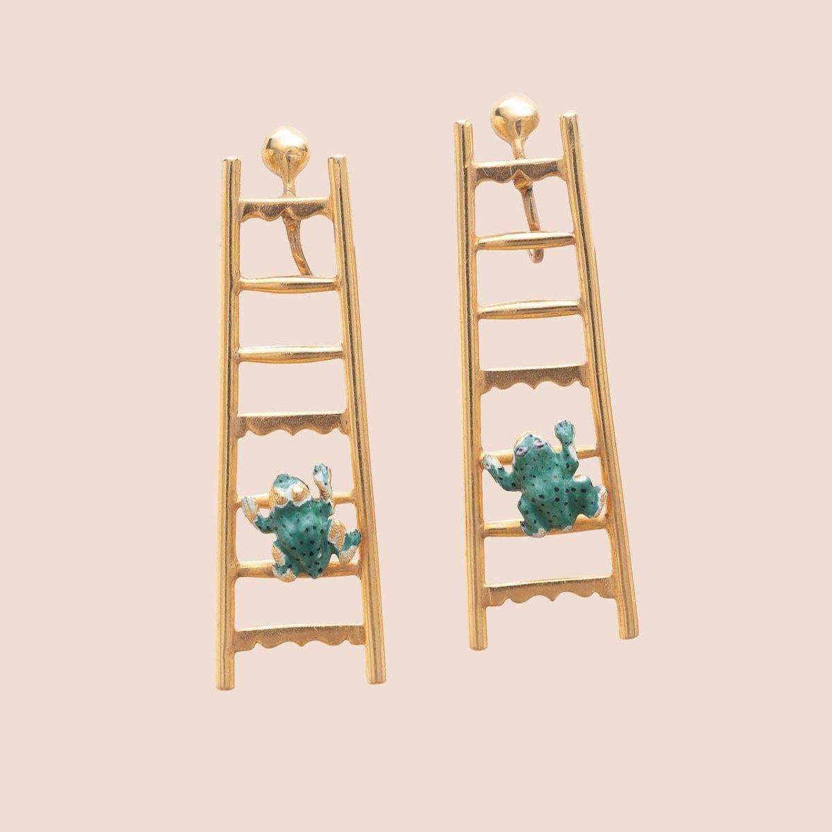 Unique and quirky 18K gold earrings featuring enamel frogs on ladders 
French craftsmanship from the 1910s
Lenght : 45mm
Gross weight : 10.42g 

___________________

Paire de pendants d’oreilles en or jaune 18K, 750/°° chacune composée d’une échelle