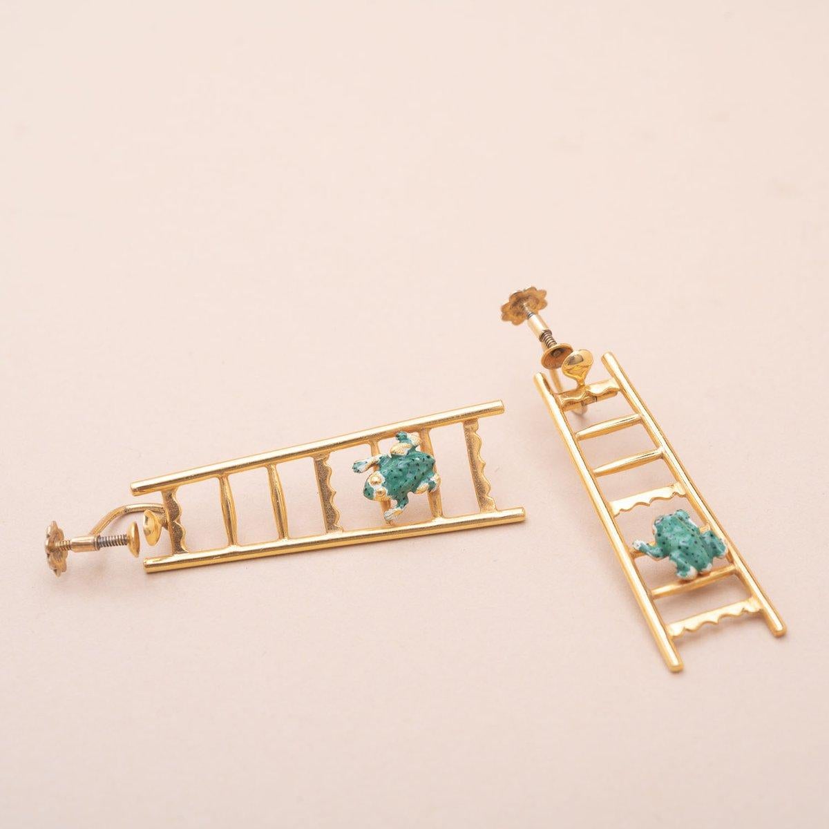 Unique 1910s Frogs on ladders earrings  In Excellent Condition For Sale In PARIS, FR