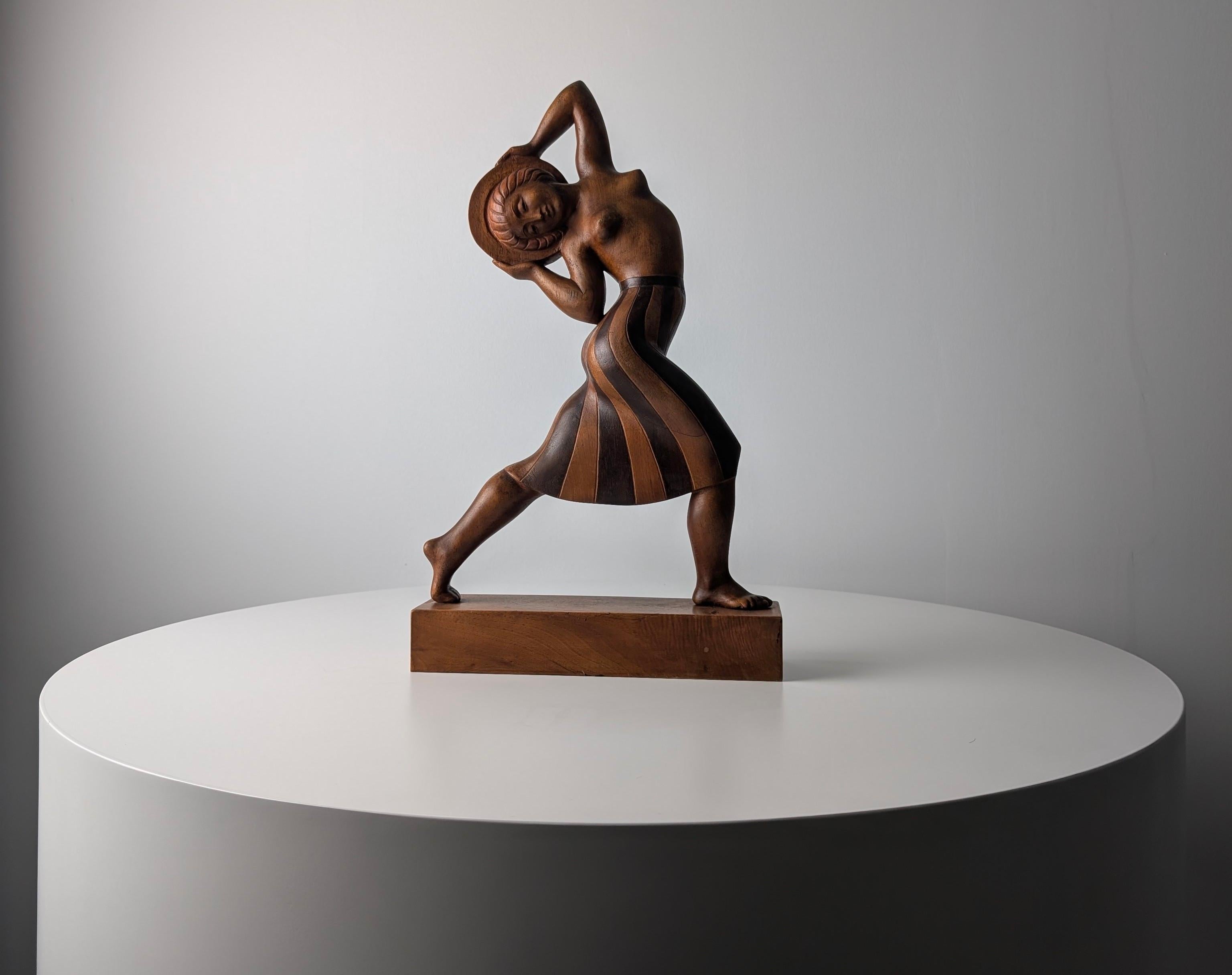 Außergewöhnliche handgeschnitzte Holzskulptur des dänischen Künstlers Jens Jacob Nielsen Bregnoe (1877-1944), die in den 1920er Jahren entstand. Es handelt sich um das einzige bekannte Werk des Künstlers in Holz, was es zu einem echten Unikat macht.