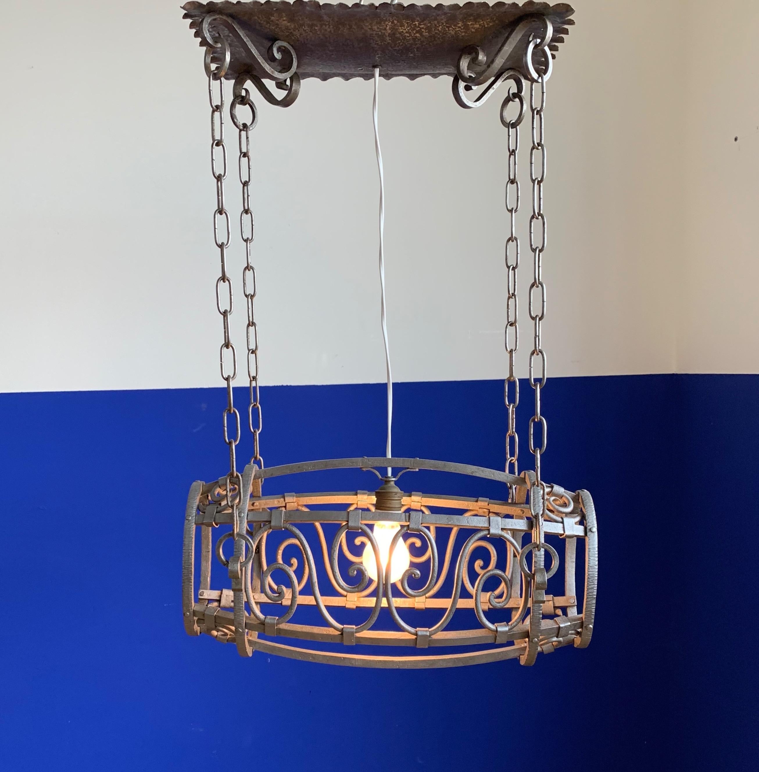 Un ciondolo ideale per un pub, un ristorante o una manicomio.

Questo ciondolo in ferro battuto a forma di botte, unico e destinato a durare nel tempo, proviene da un'antica distilleria di gin olandese a Schiedam. Questo elegante e raro lavoro