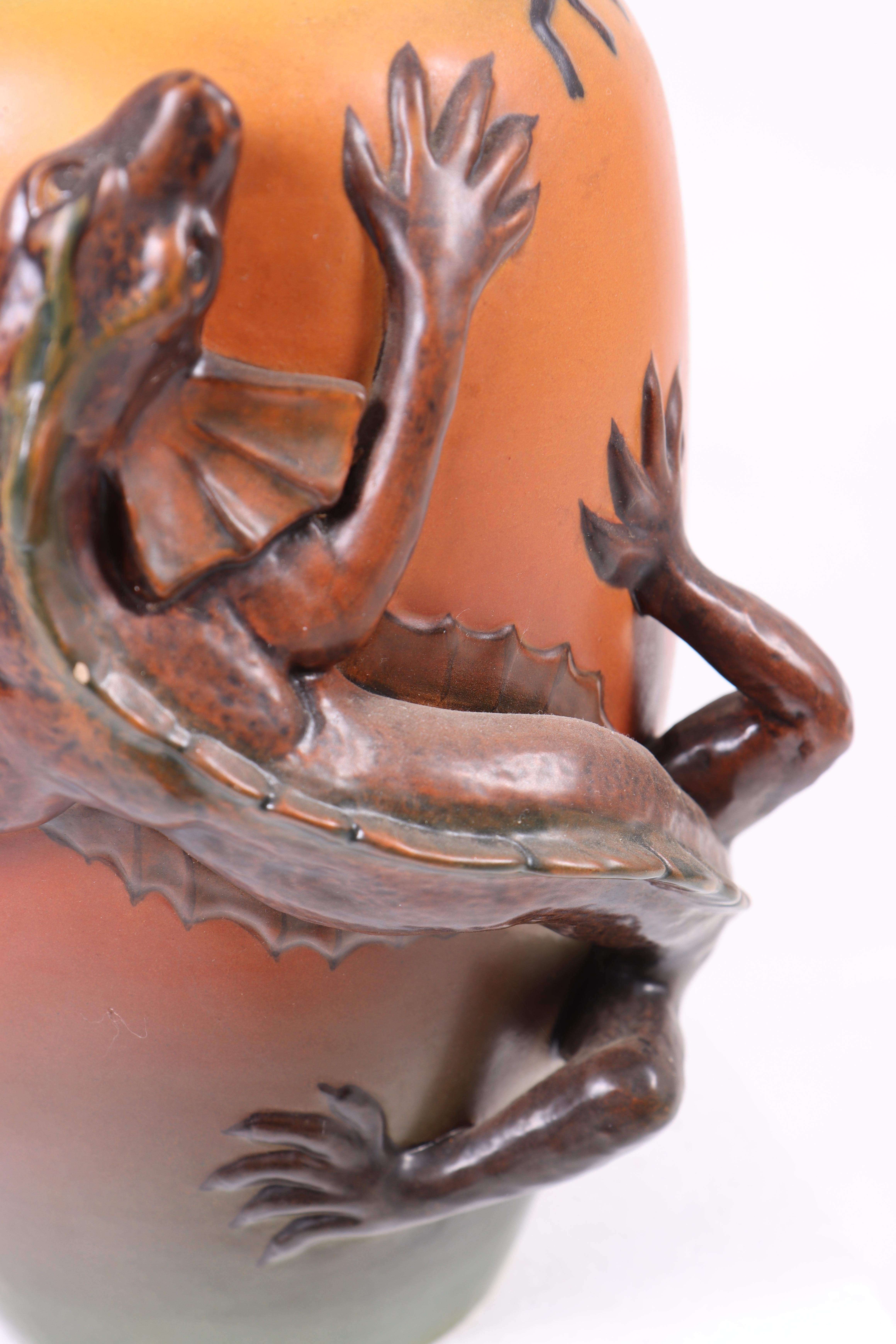 Ce vase est une pièce unique d'art céramique, fabriquée au Danemark dans les années 1940 par Ipsen Enke, un producteur danois renommé de céramiques d'art. Le vase présente un magnifique dégradé de couleurs, passant d'un orange chaud à un vert plus
