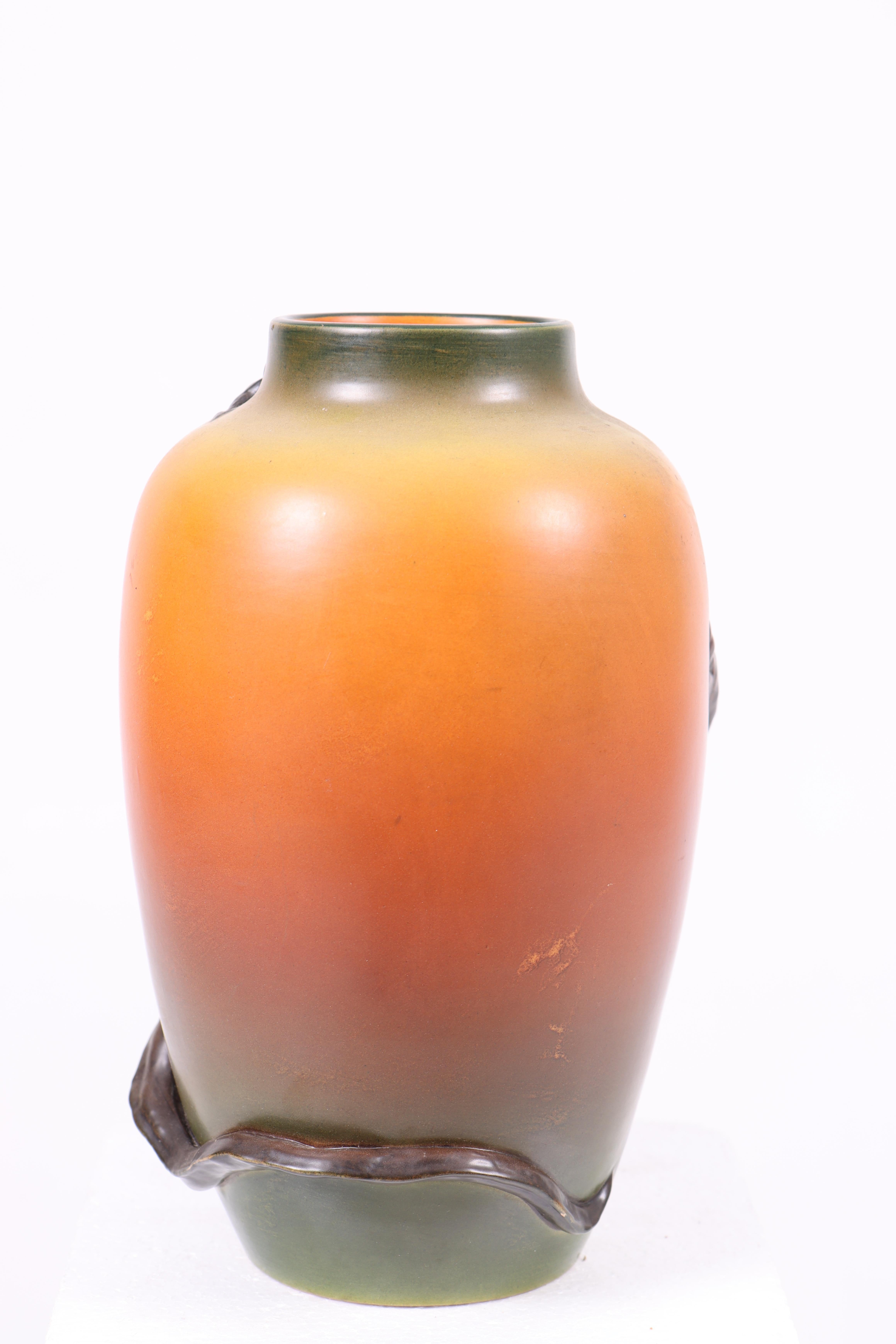 Danois Vase danois unique des années 1940 par Ipsens Enke avec motif de lézard et d'araignée - Art Ceram en vente