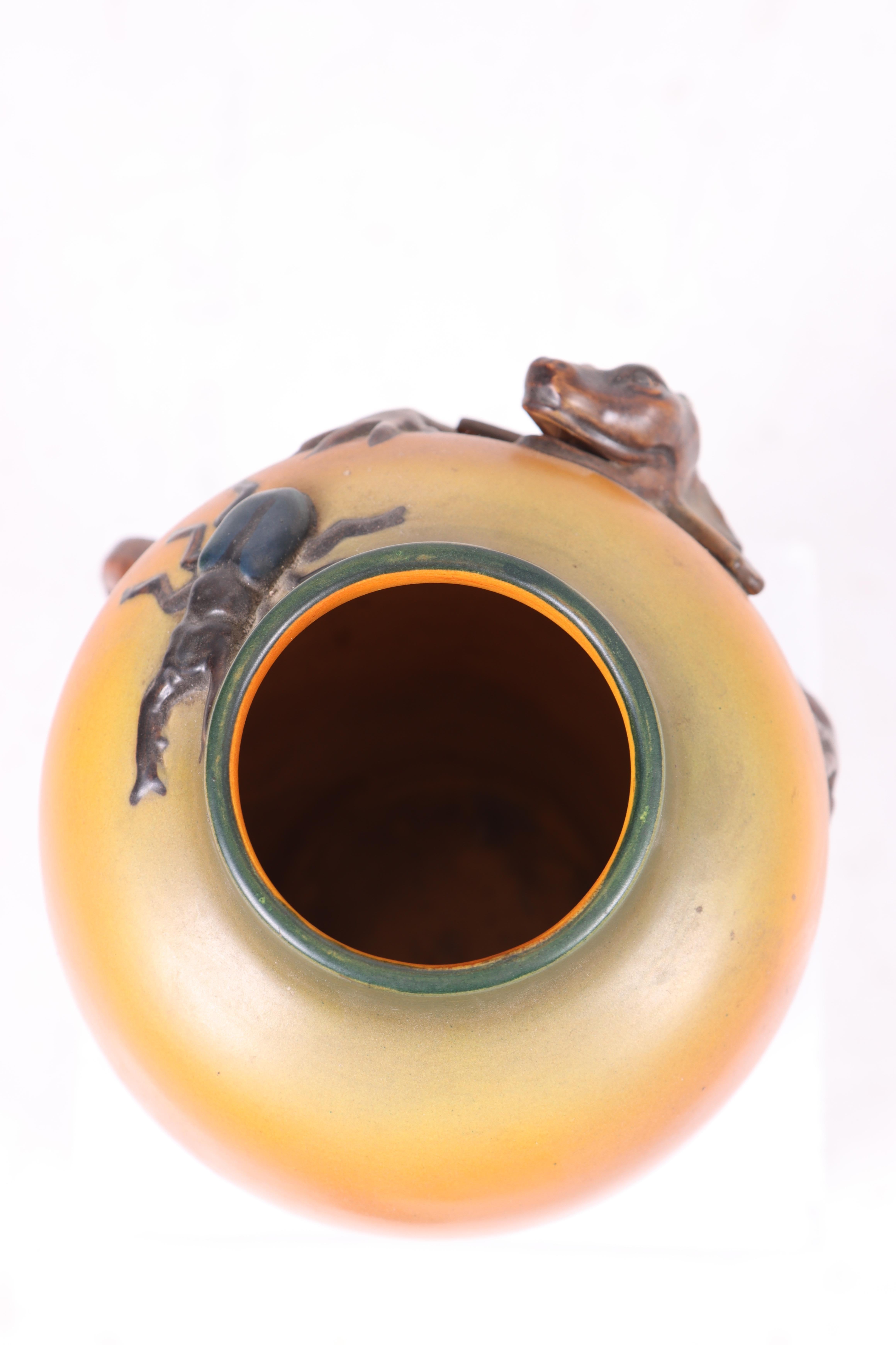 Vase danois unique des années 1940 par Ipsens Enke avec motif de lézard et d'araignée - Art Ceram Bon état - En vente à Lejre, DK