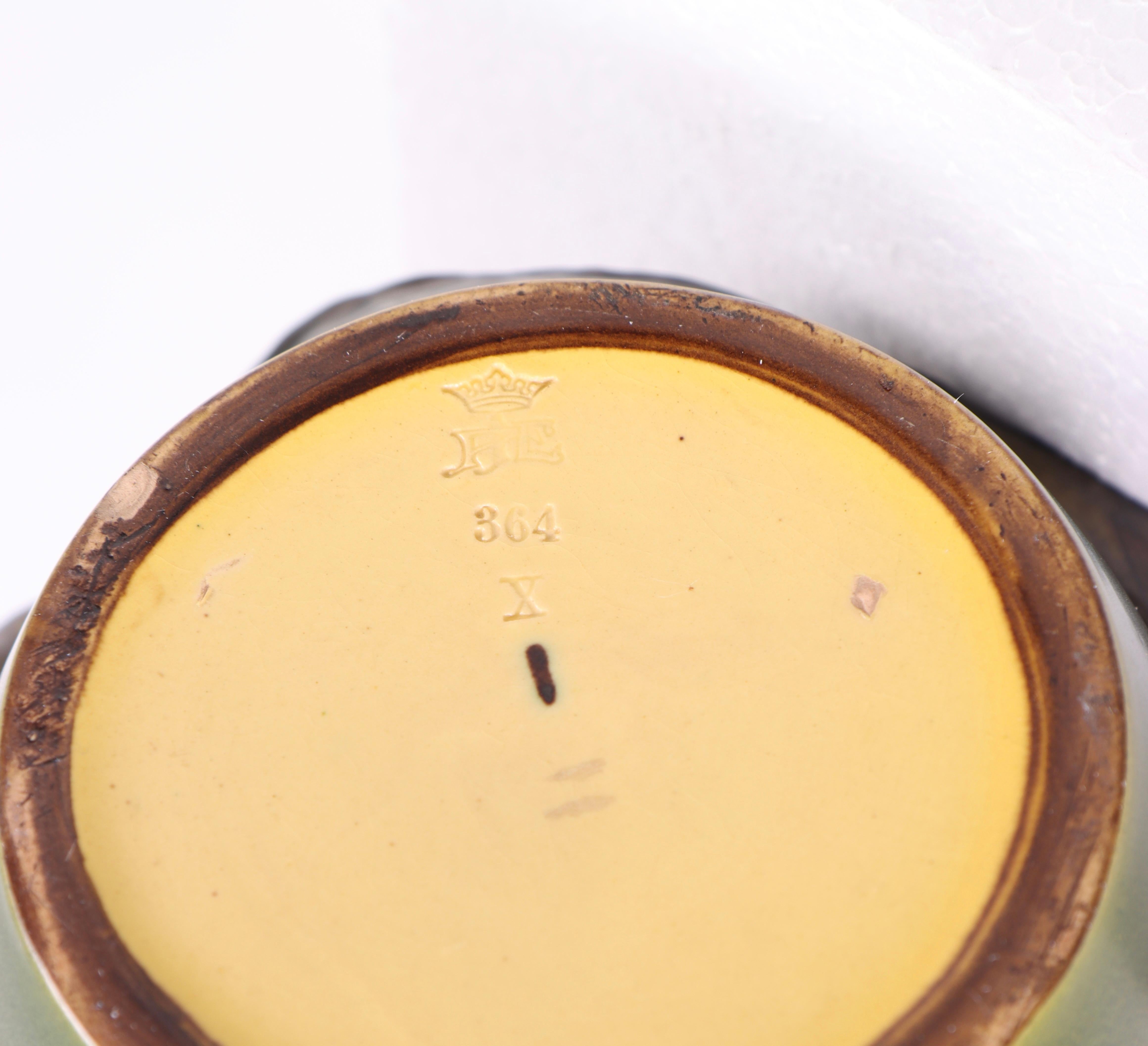 Milieu du XXe siècle Vase danois unique des années 1940 par Ipsens Enke avec motif de lézard et d'araignée - Art Ceram en vente