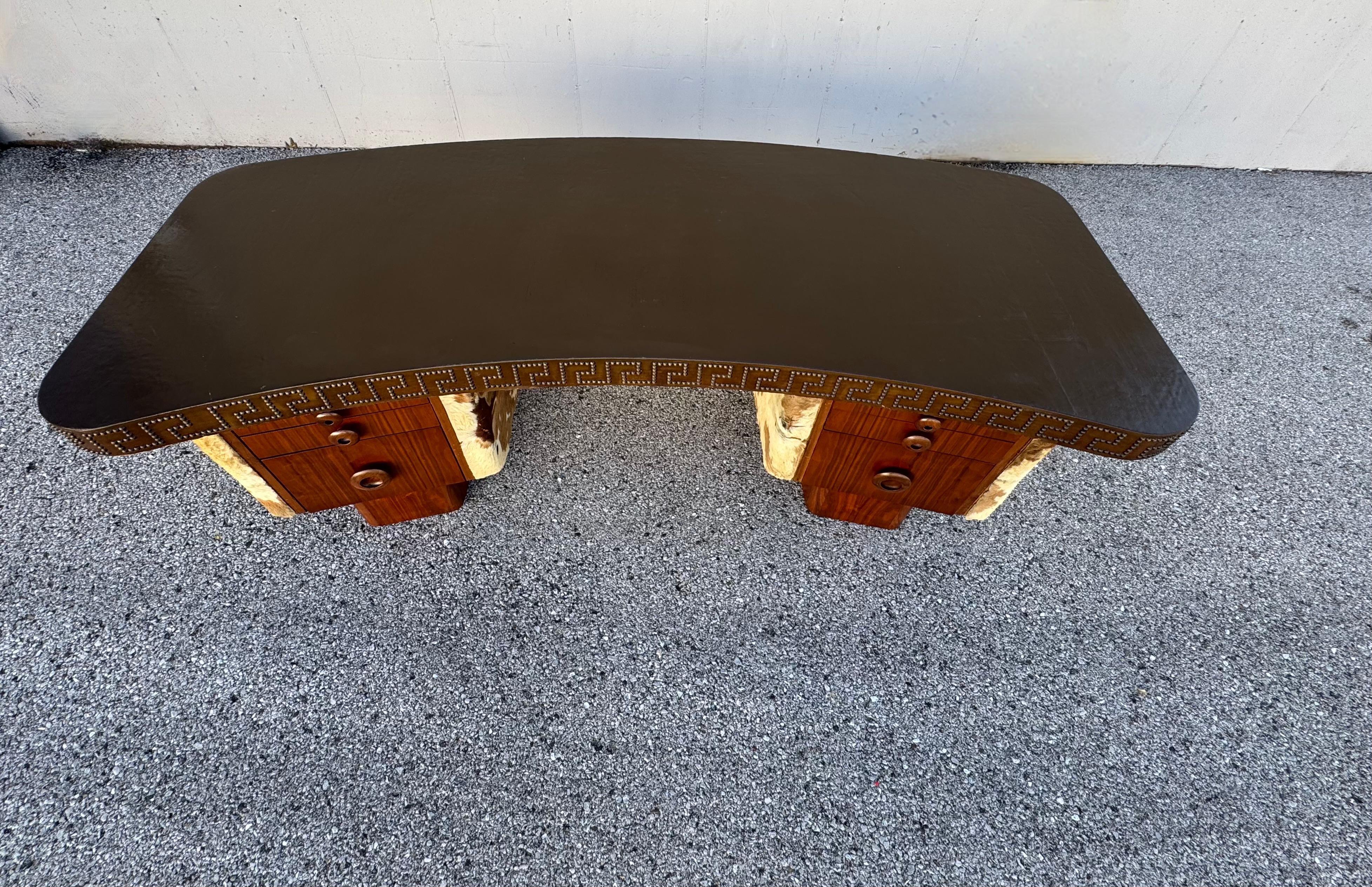 Unica scrivania esecutiva degli anni '40 in noce e pelle di bovino - Chiave greca con testa di chiodo in pelle in vendita 3